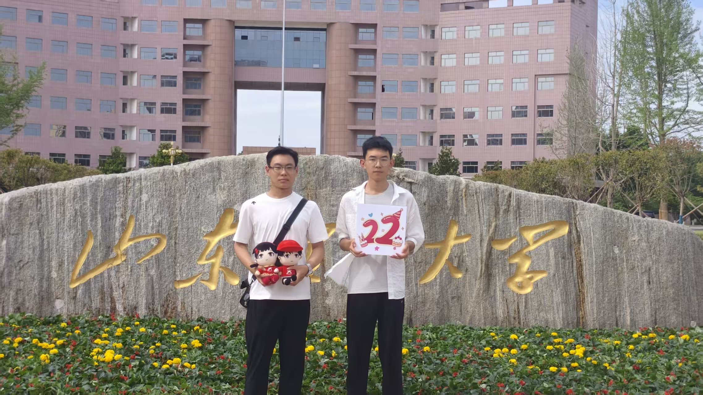 （图为学子们与小中一起探索校园！）