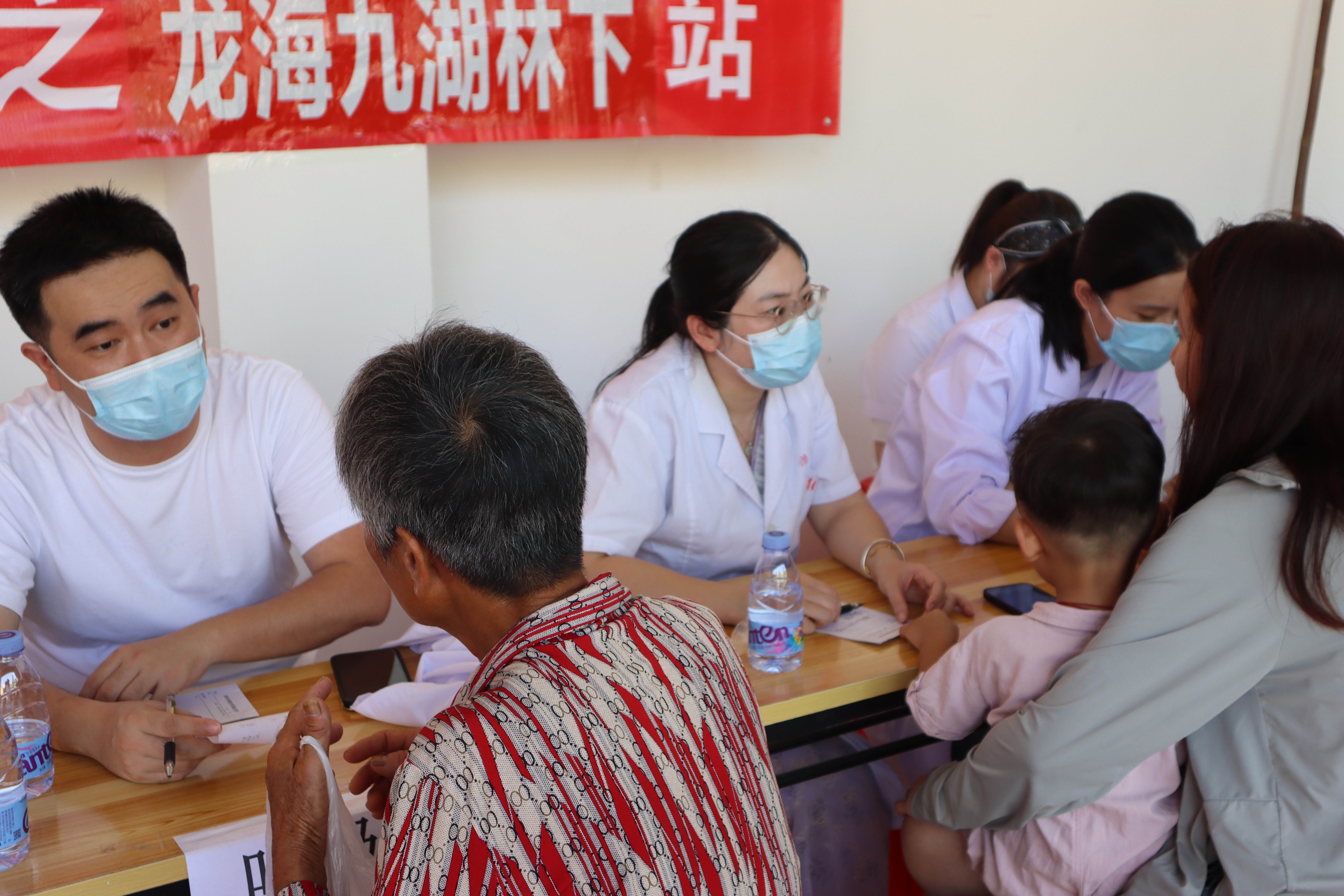 03现场医生为村民答疑解难。（游钰扬/摄）