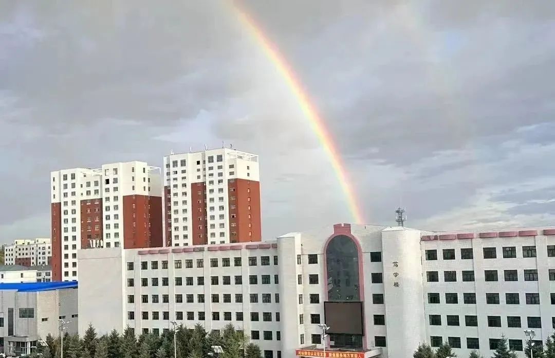 彩虹之大，一个屏幕装不下，两道半圆一大一小，横跨在呼院上空