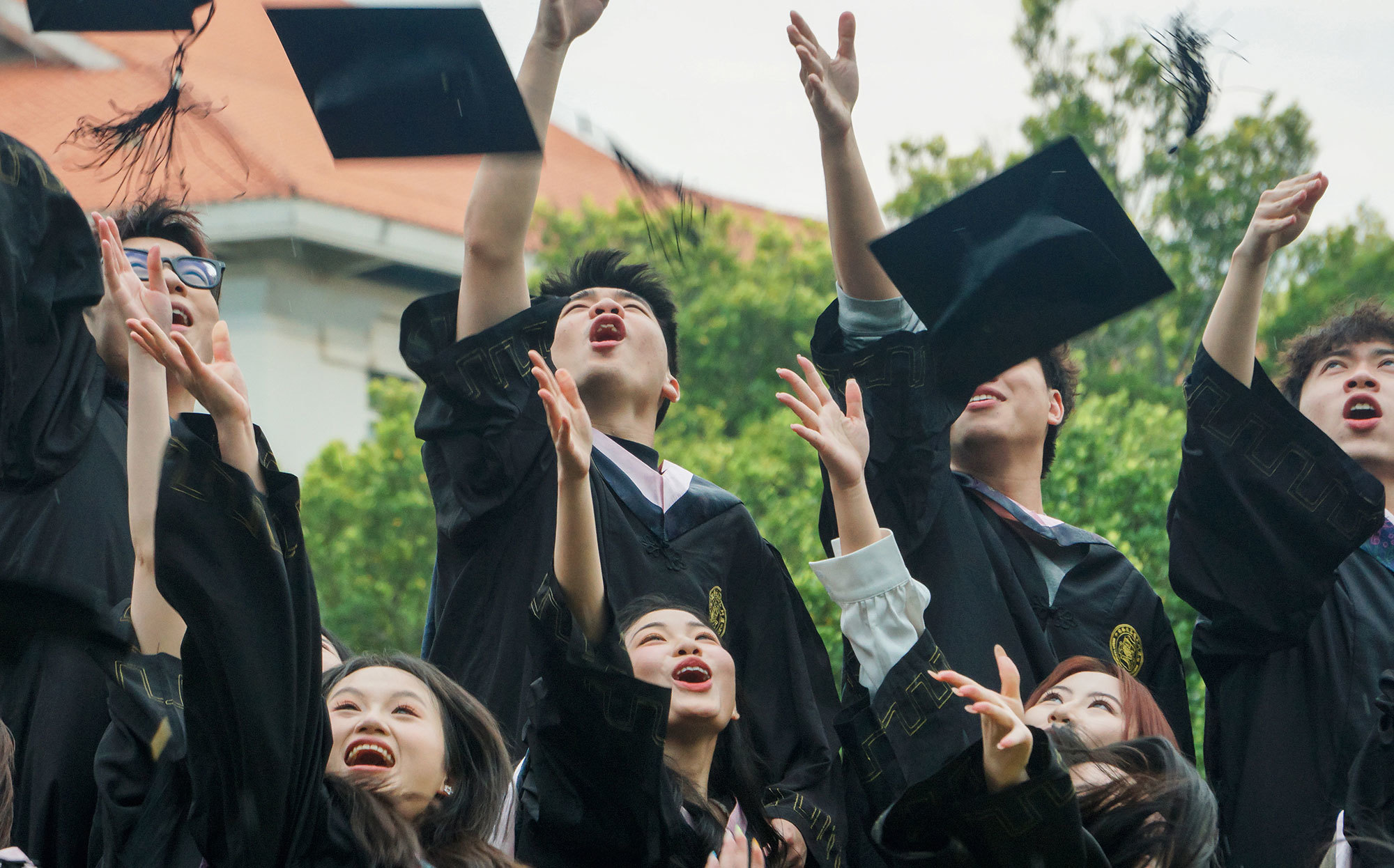 当学士帽飞向天空，忽然触到四年光阴的纹路。记得第一次班会，攥紧稿纸的手微微发颤。而今指尖扬起的不仅是帽檐，更将青涩叠进风里。此时，阳光正暖，青春正好。（摄影：吴雨仙）
