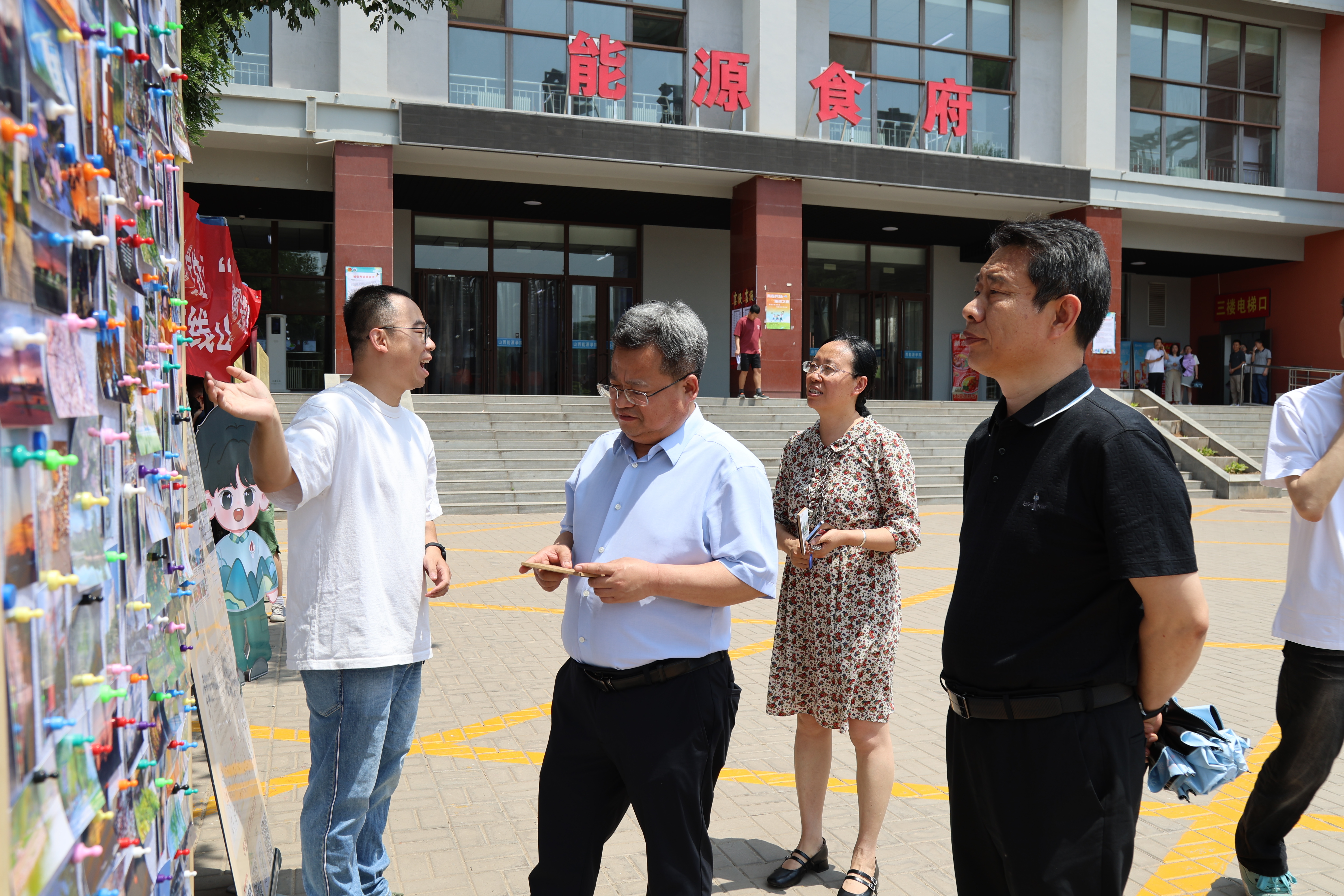 校網通站指導老師王曉源向山西能源學院校黨委書記馮國瑞（左二），校黨委副書記、校長桑楠（左三），校黨委副書記曲晉山（右）介紹中國大學生在線校園行活動（山西能源學院地質測繪與工程系 賈靖銜 攝）