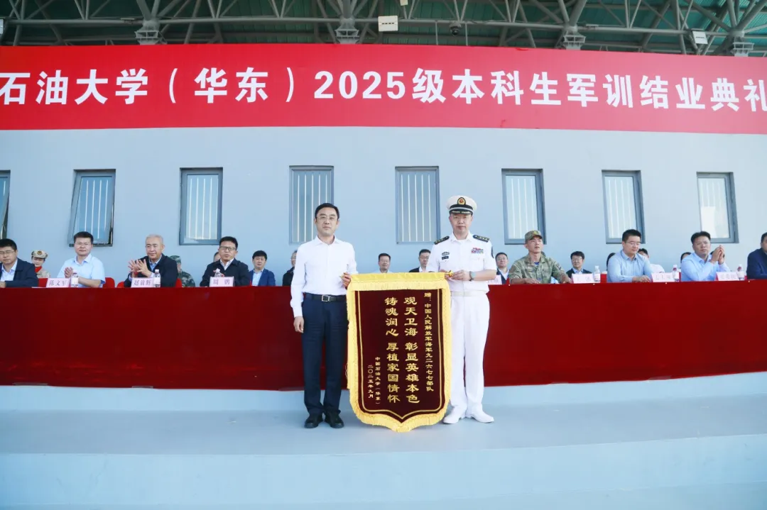 吴强明向中国人民解放军海军某部队赠送锦旗.jpg 吴强明向中国人民解放军海军某部队赠送锦旗.jpg