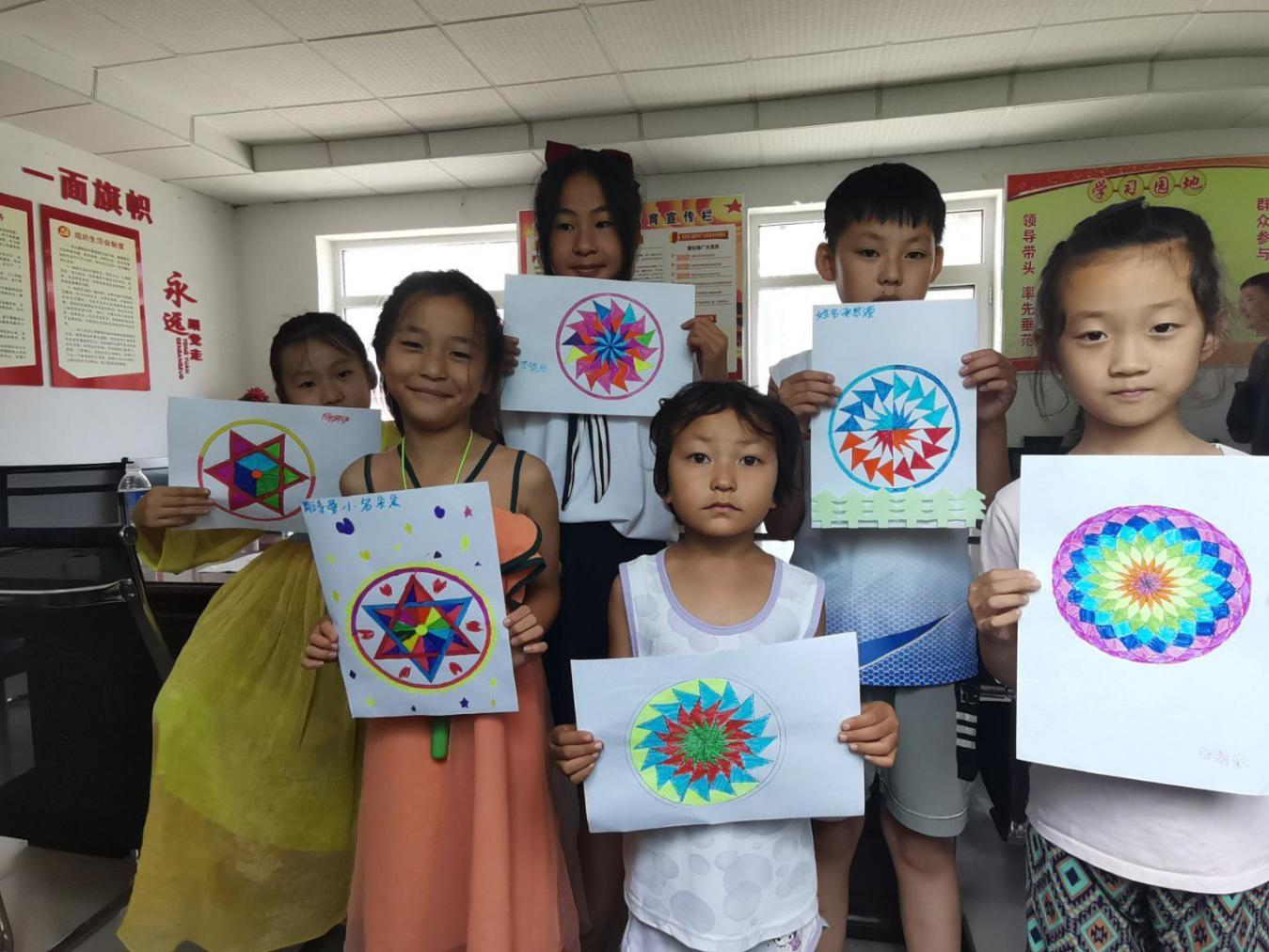 孩子们积极展示趣味活动成果.png