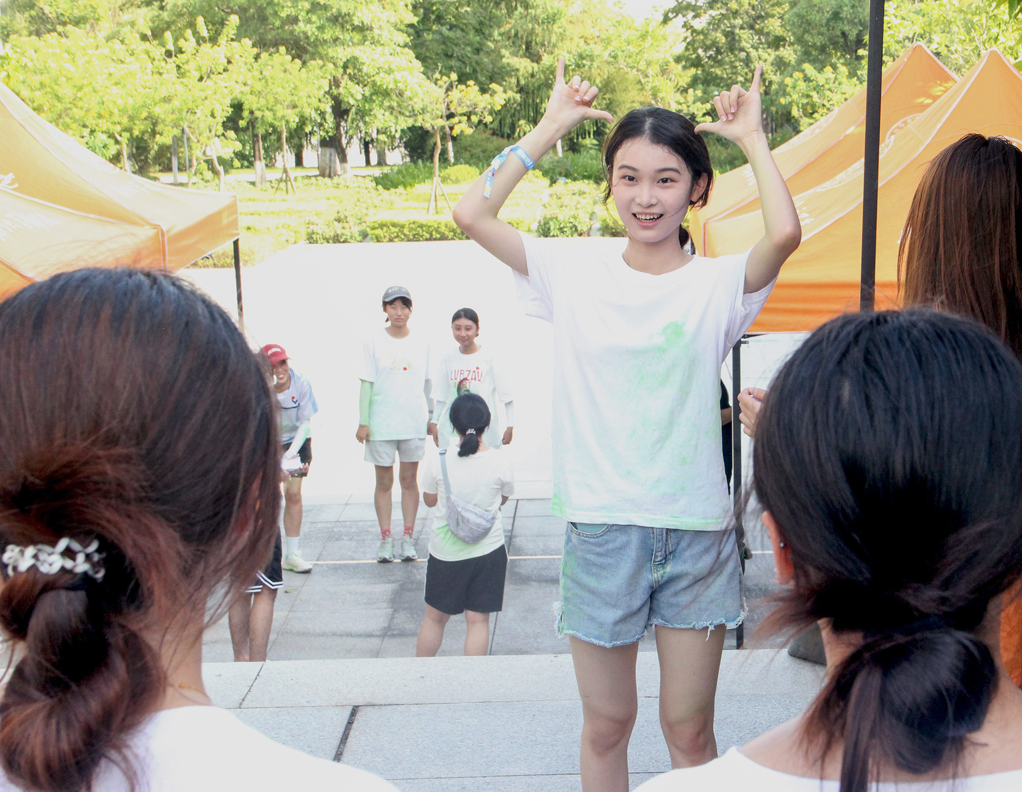 游戏打卡点“心绘华夏”。你比我猜,成语接龙。(摄影:张含琪).jpg 游戏打卡点“心绘华夏”。你比我猜,成语接龙。(摄影:张含琪).jpg