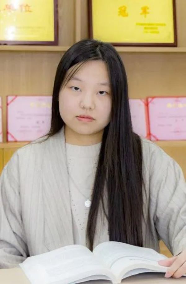 李欣如，应数2003班，主攻论文写作，辅助建模。获学年二等奖学金2次，获中南大学“优秀学生”等荣誉称号