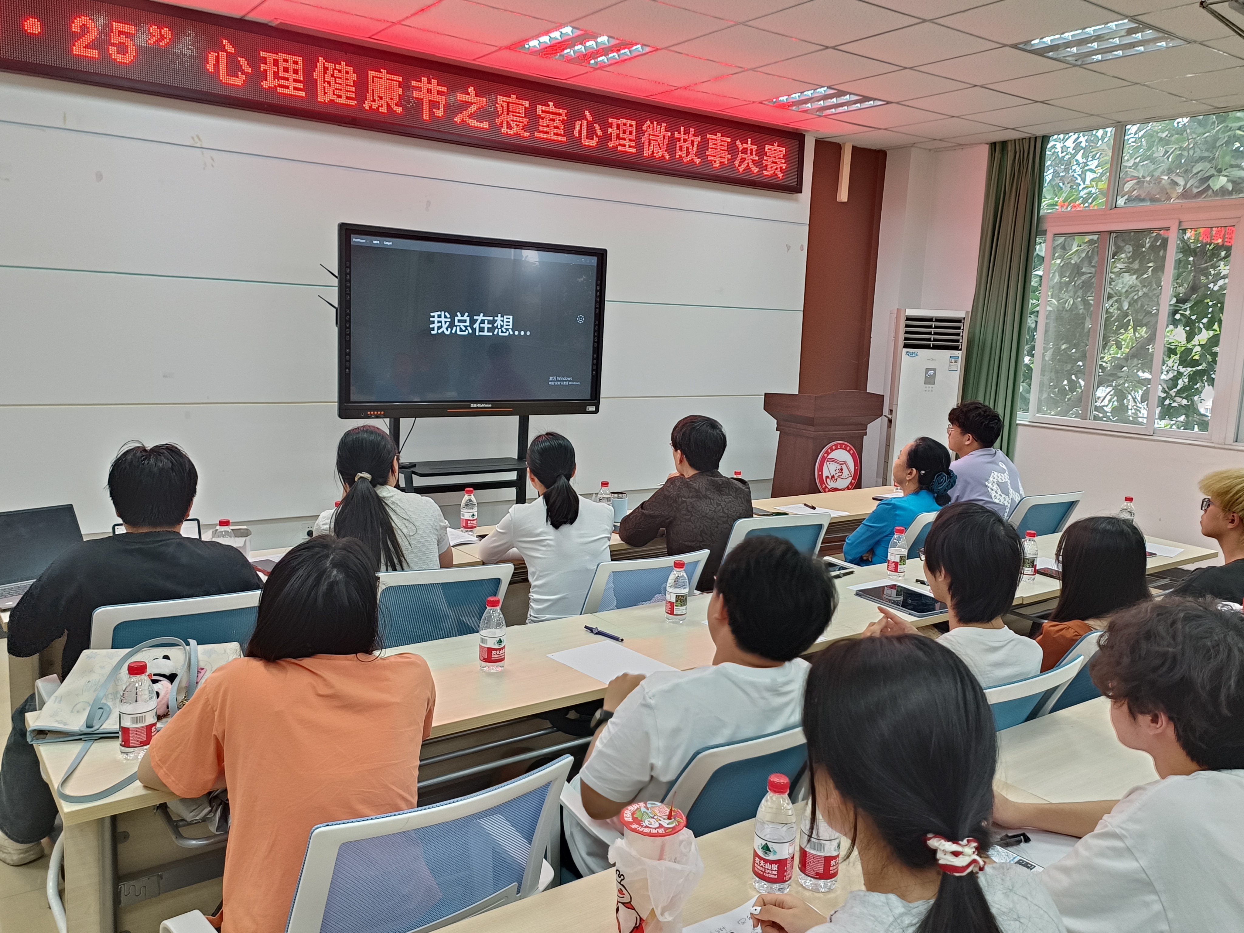 决赛评委观看进入决赛作品.jpg