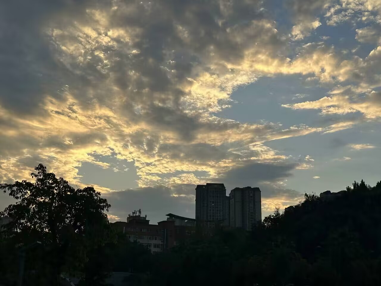 不觉碧山暮，秋云暗几重。
（图片来源于四川文理学院   拍摄者唐欣贝）
