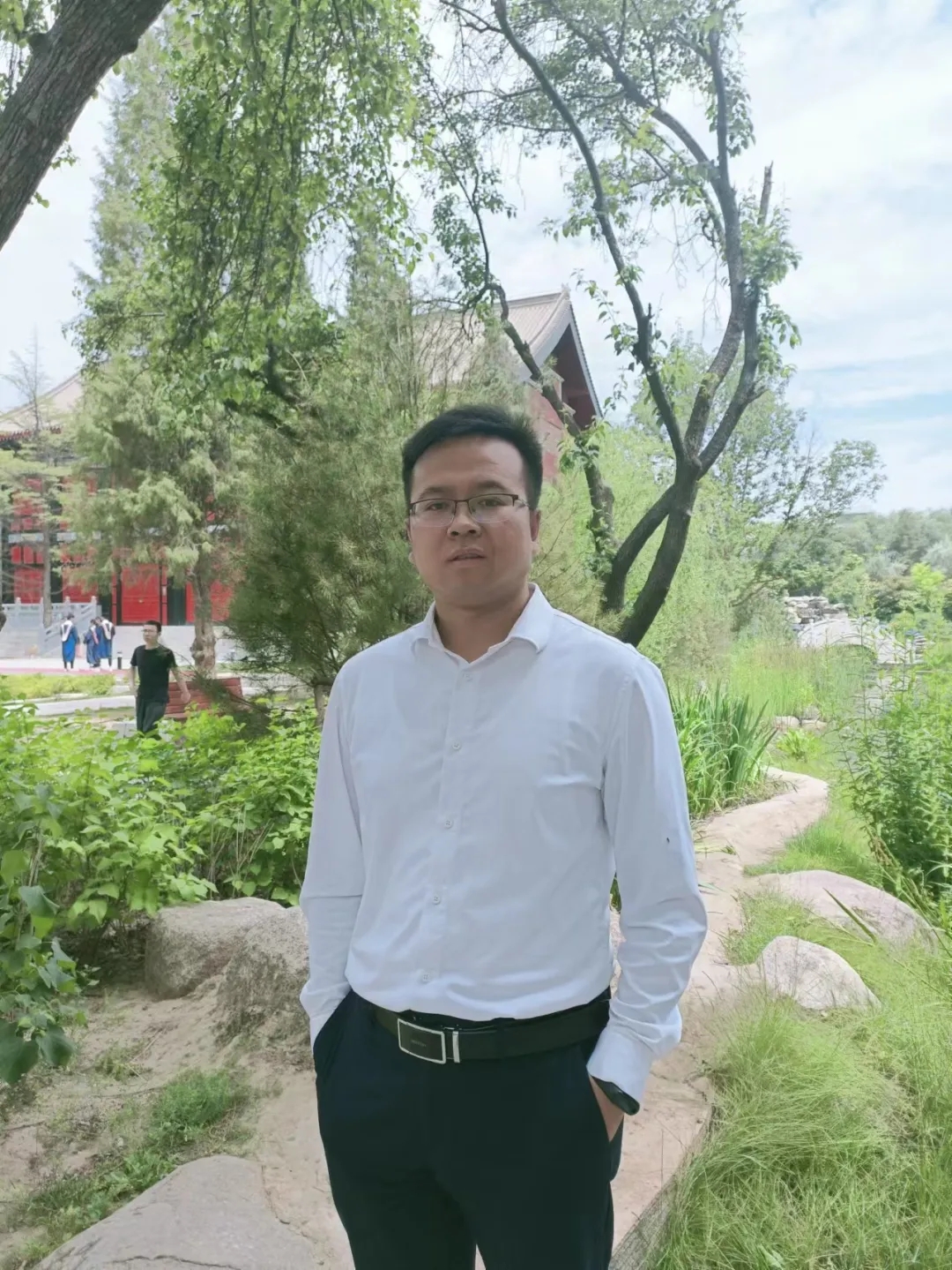 课后散步的老师.webp.jpg