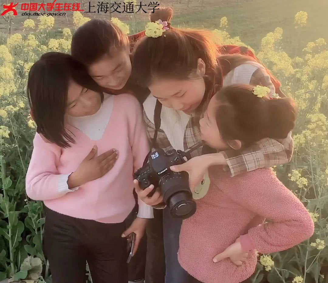 向乡村中学生们传授摄影技巧与知识.jpg 向乡村中学生们传授摄影技巧与知识.jpg