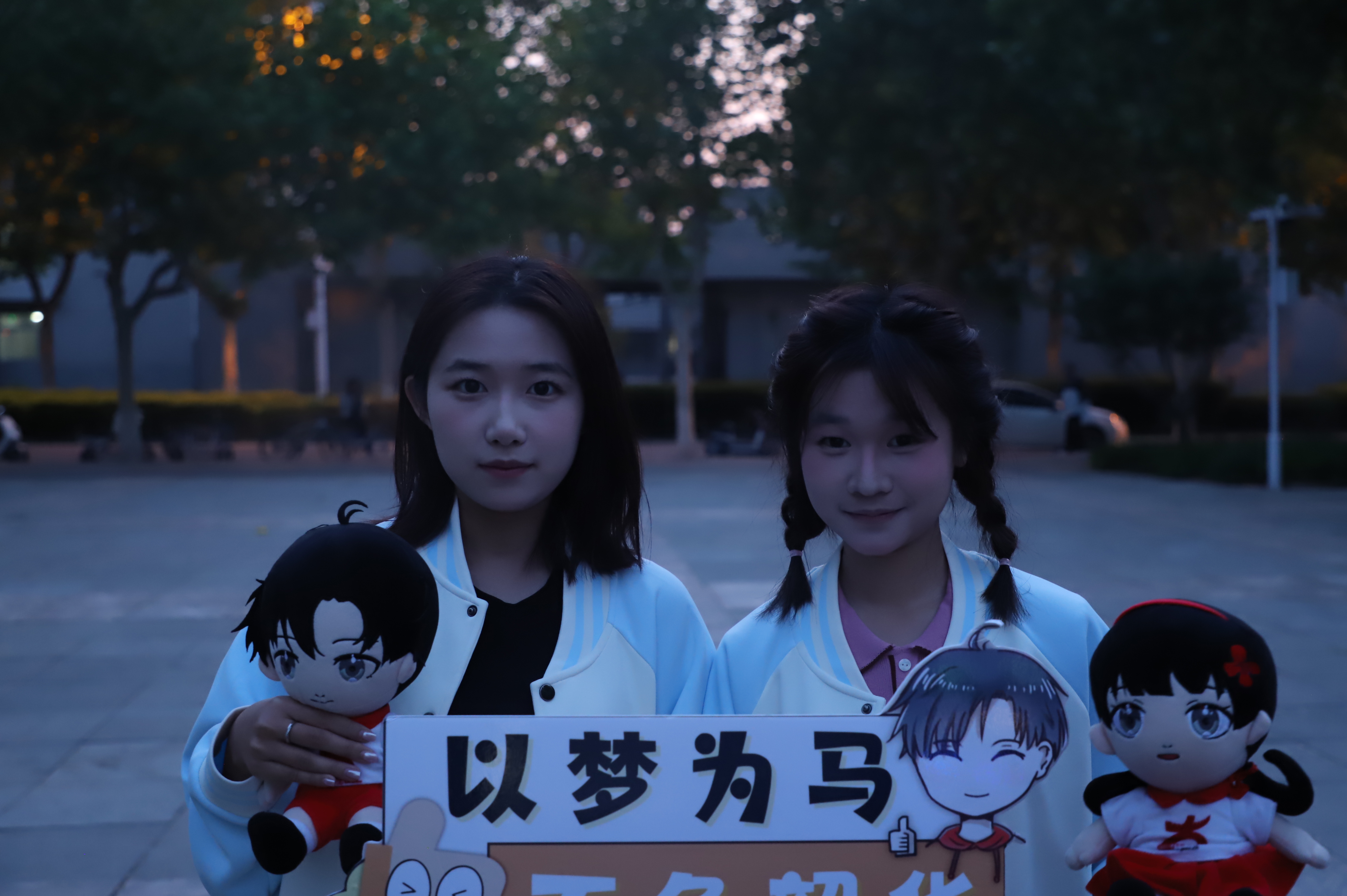 傍晚时分，音乐节热闹非凡，微风起伏湖面，悠扬的歌声飘荡在空气中。