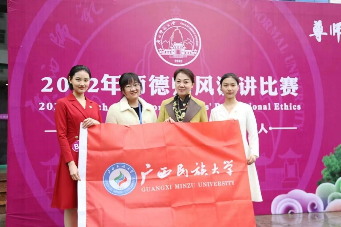 选手与指导老师合影.jpg 选手与指导老师合影.jpg