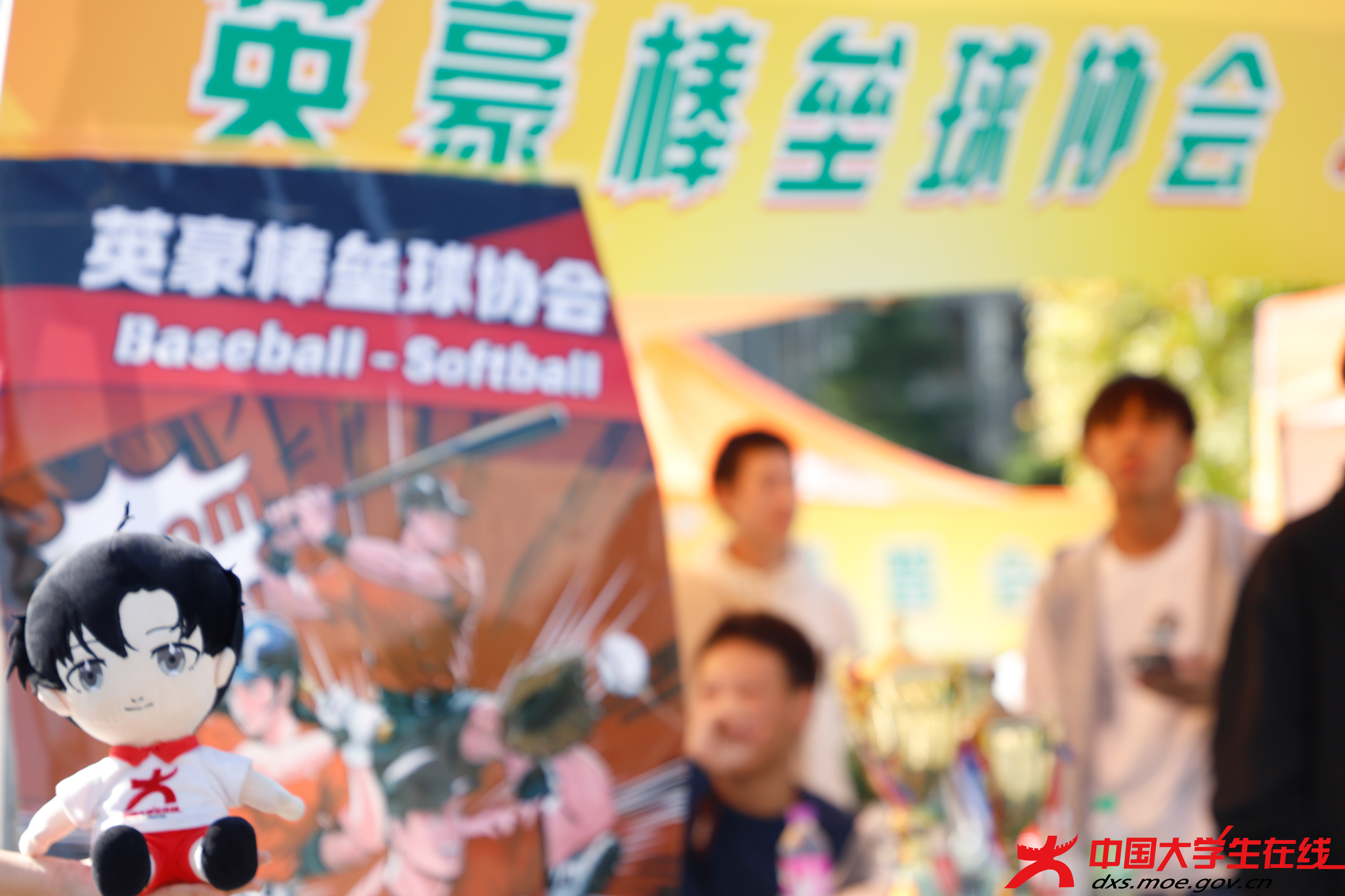 英豪棒垒球协会在百团大绽亮相,带你解锁棒垒球的热血与激情。辽宁科技大学网通站摄