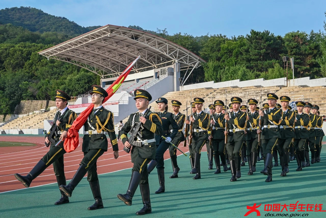 国旗护卫队 辽宁科技大学网通站摄.JPG