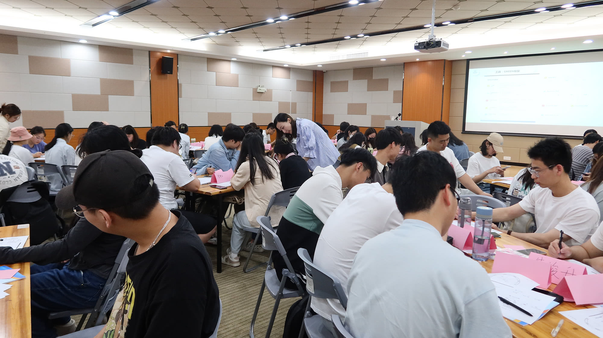 ok-讲师贾君指导学员制定求职计划-by陈鑫凤.jpg ok-讲师贾君指导学员制定求职计划-by陈鑫凤.jpg