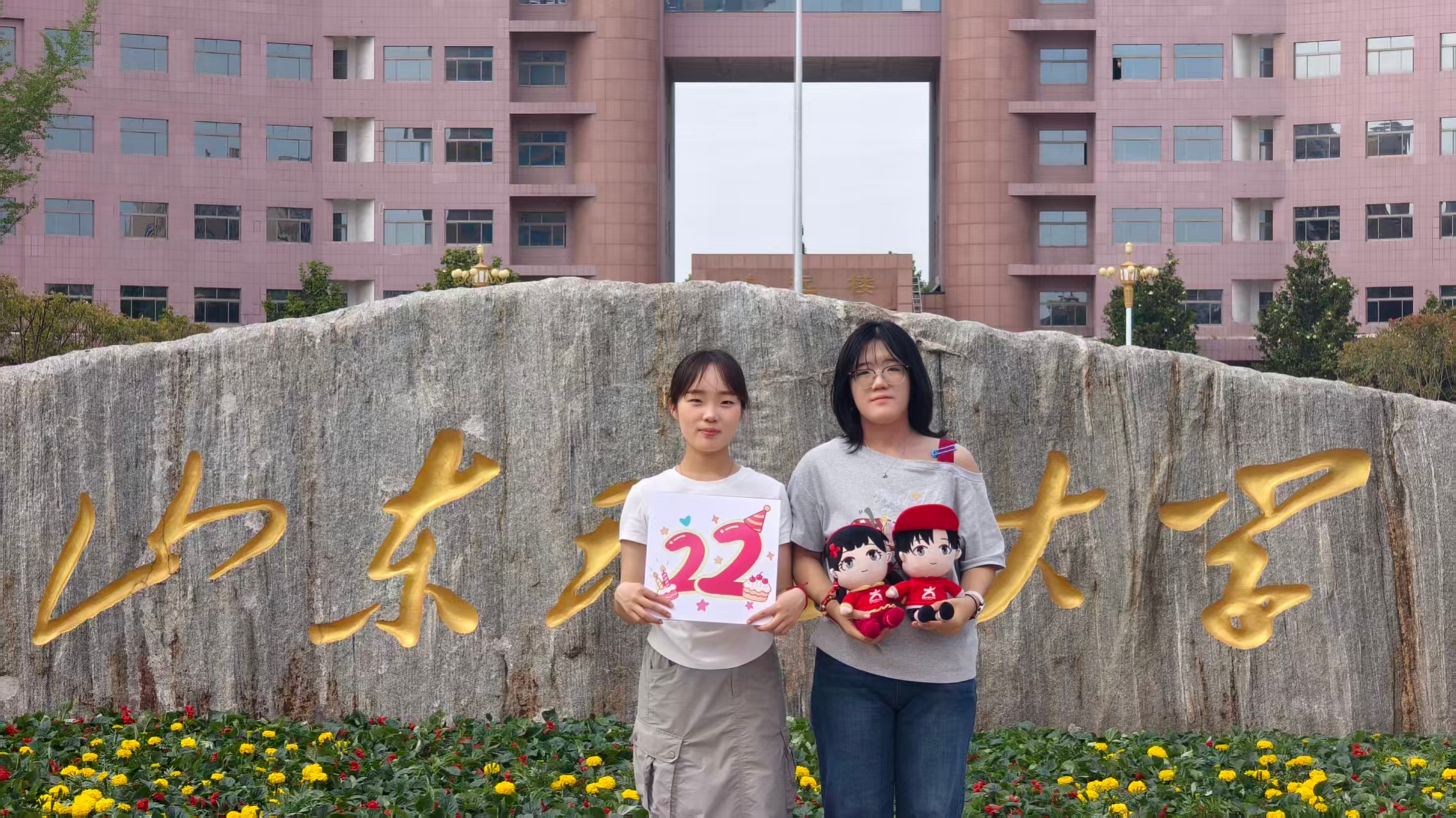 （图为学子与小中共同记录校园美好）