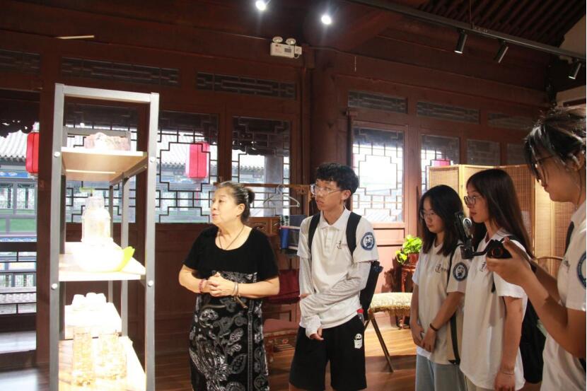 图为拾遗谱新实践队跟随非遗传承人学习非遗琉璃 罗冉摄.jpg 图为拾遗谱新实践队跟随非遗传承人学习非遗琉璃 罗冉摄.jpg