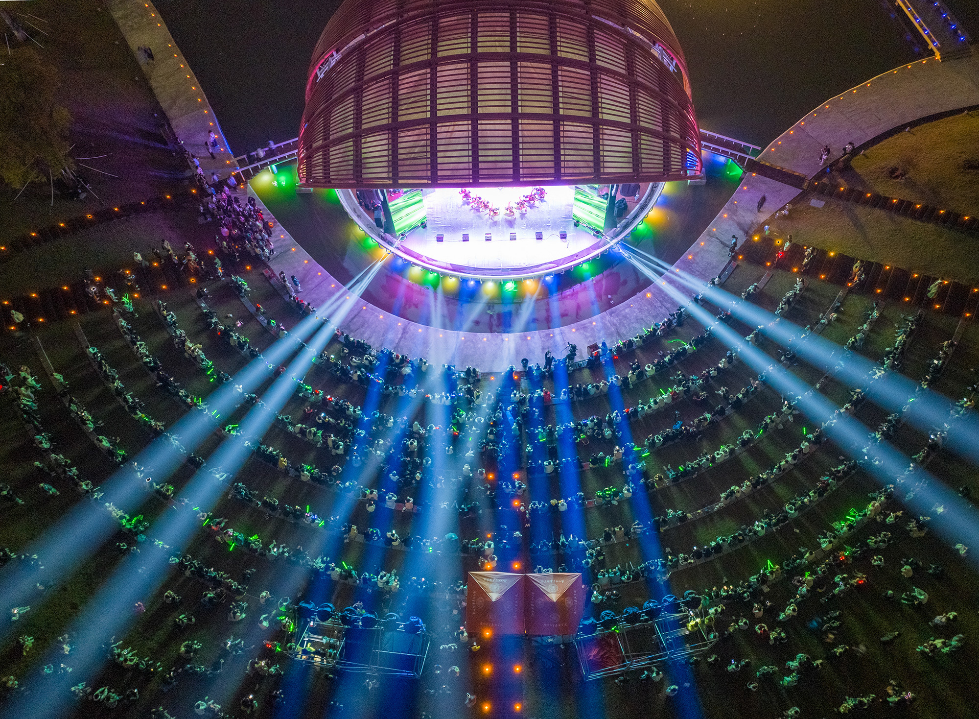 首页>|校园号>|厦门大学嘉庚学院>厦门大学嘉庚学院舞蹈大赛举行(航拍