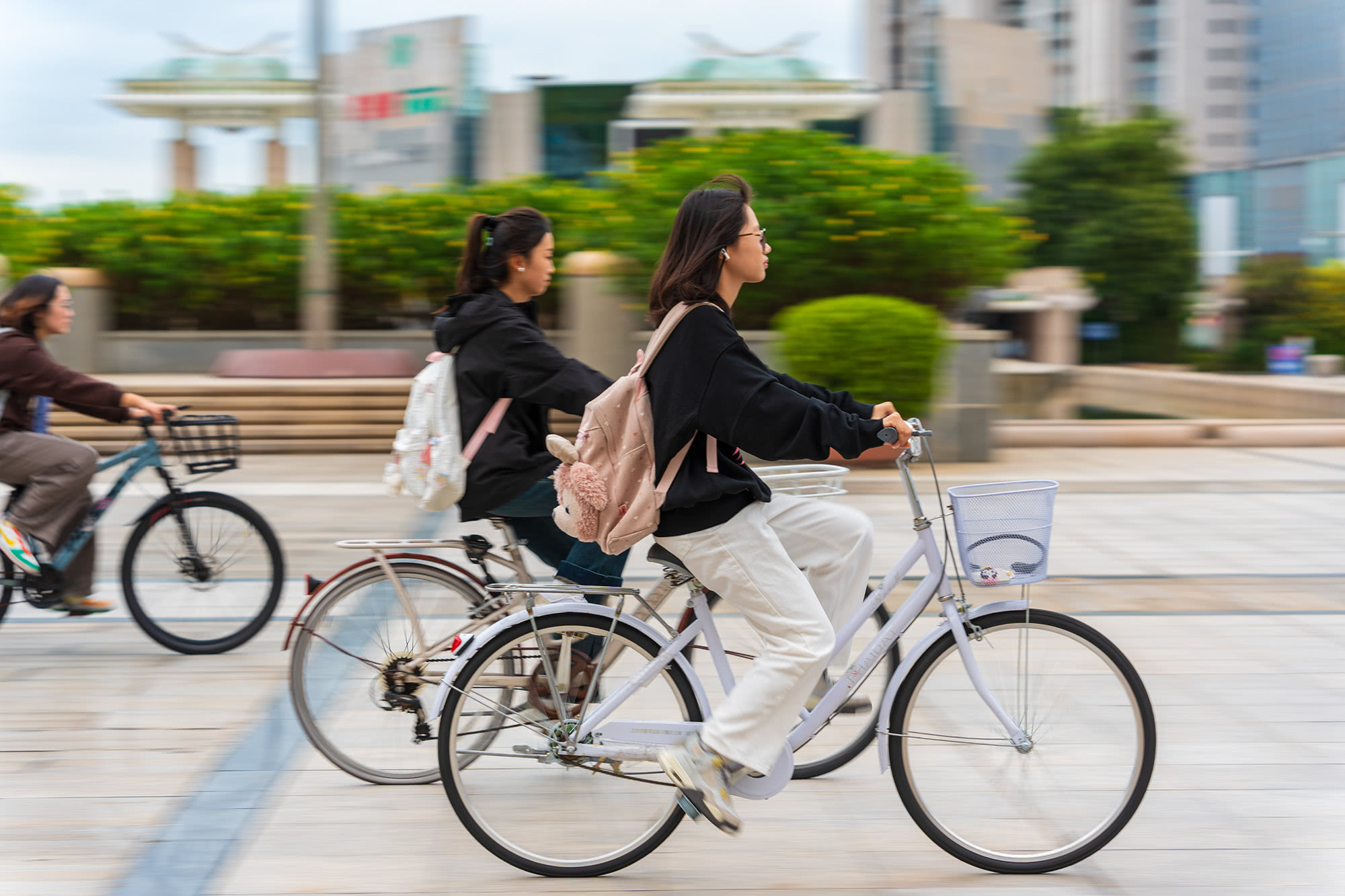 和同学并排在校道上骑行，书包沉坠在背后，考点盘旋于脑中。赶路时很难聊天谈笑，但那些没说出口的“加油”，会融在每一缕流经的风里。追梦路上，有你真好。（摄影：杨嘉进）