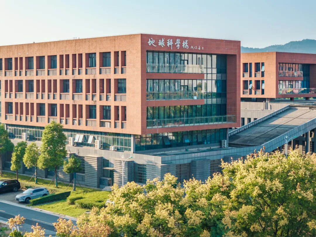 奇珍异石、矿物晶体、古生物化石……带你走进地球演化的壮丽画卷，探索地质科学的无穷魅力。