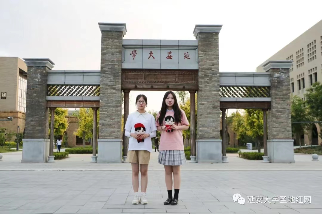 在此之前，小中就已经是大家的好朋友啦~图里是在校园寻宝活动中认真工作的两位校网通站通讯员。