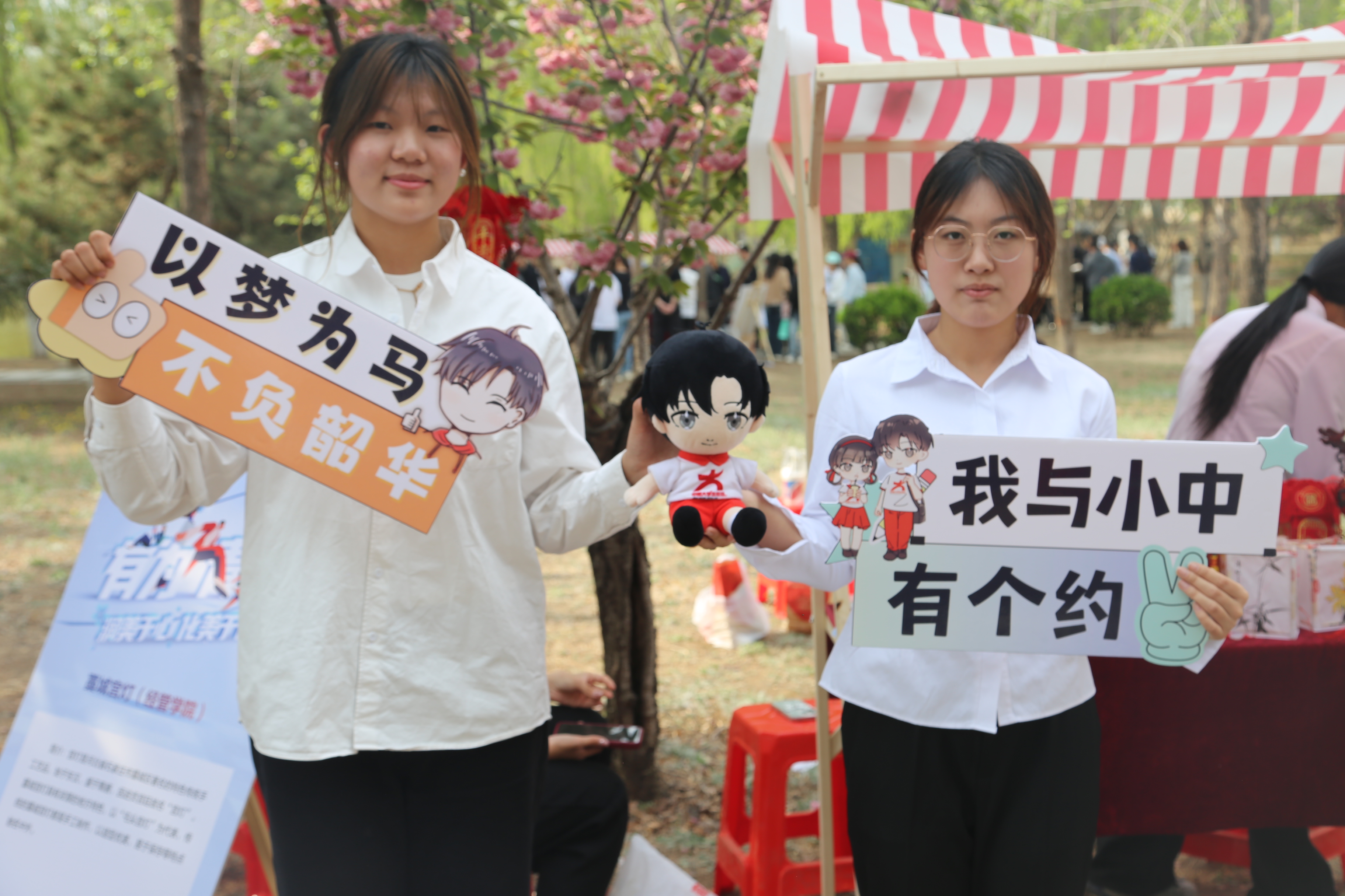 宫灯始于东汉、盛于隋唐，因进贡宫廷故名“宫灯”。