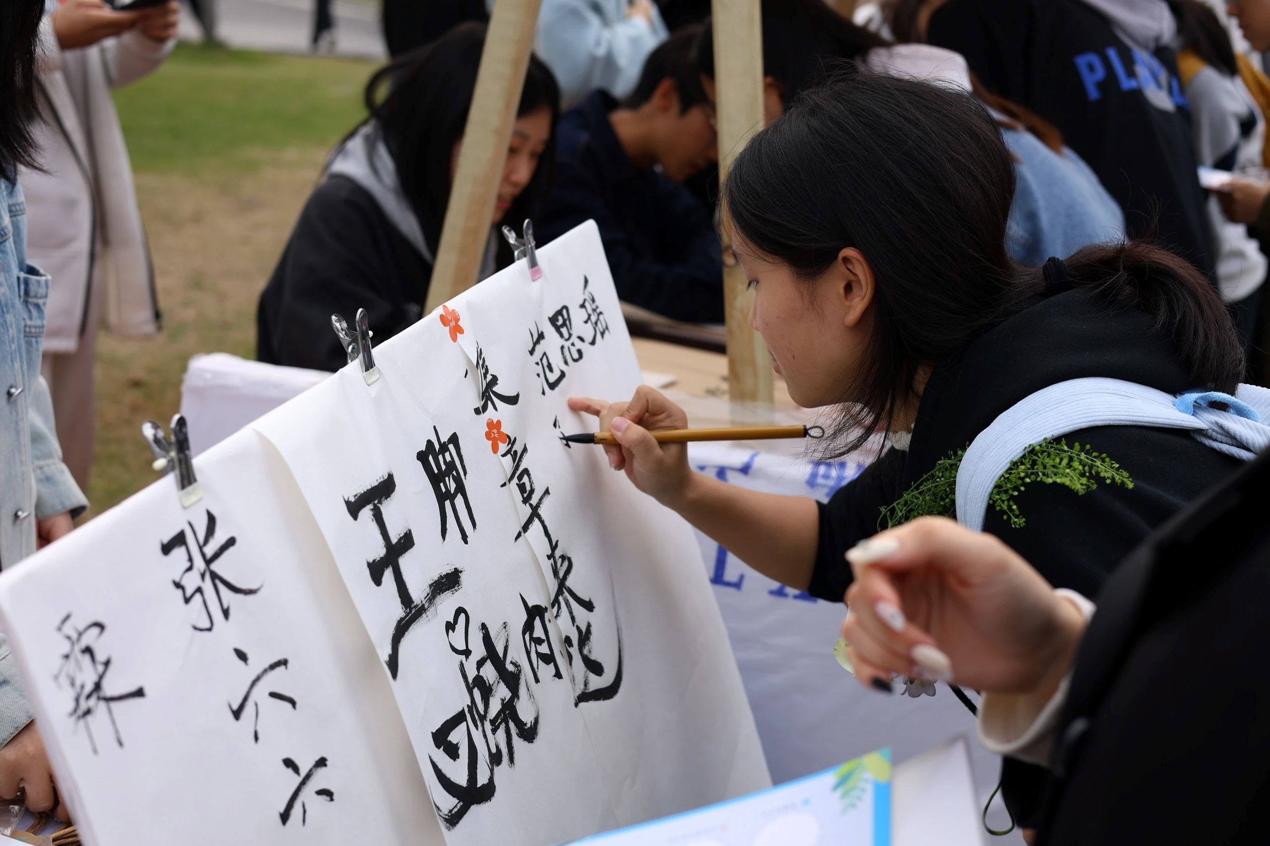 《小酒窝》和《恋爱ing》欢快又甜蜜的旋律让整个草坪都飘起了粉色的泡泡，带着朦胧又纯洁的恋爱气息，让人会心一笑。