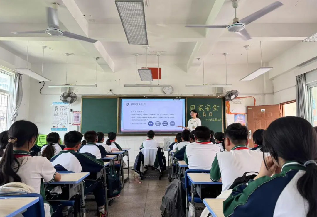 人文与传播学院走进厦大附小.jpg 人文与传播学院走进厦大附小.jpg