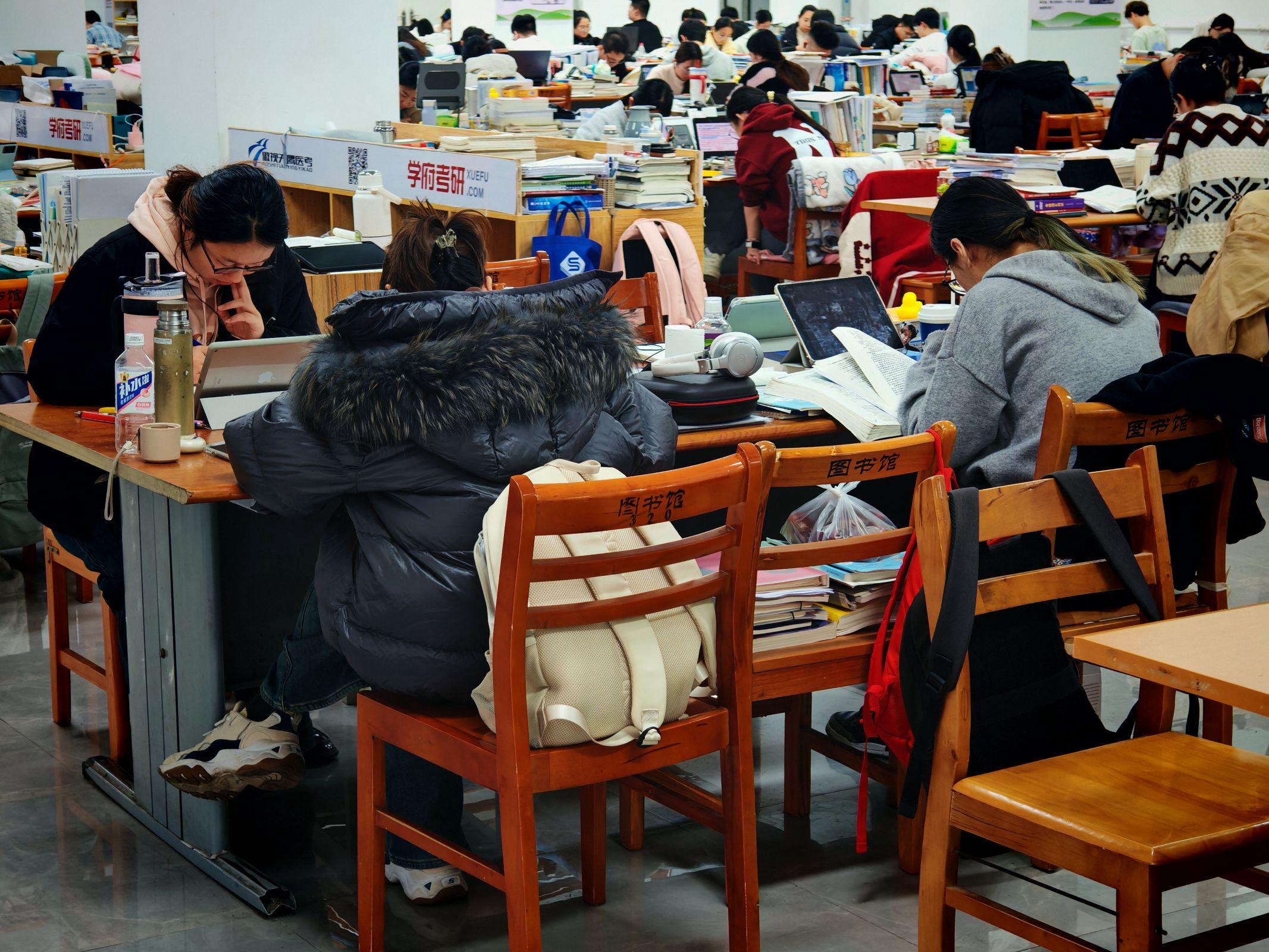 同学们在自习室备战考研图片来源:长治医学院