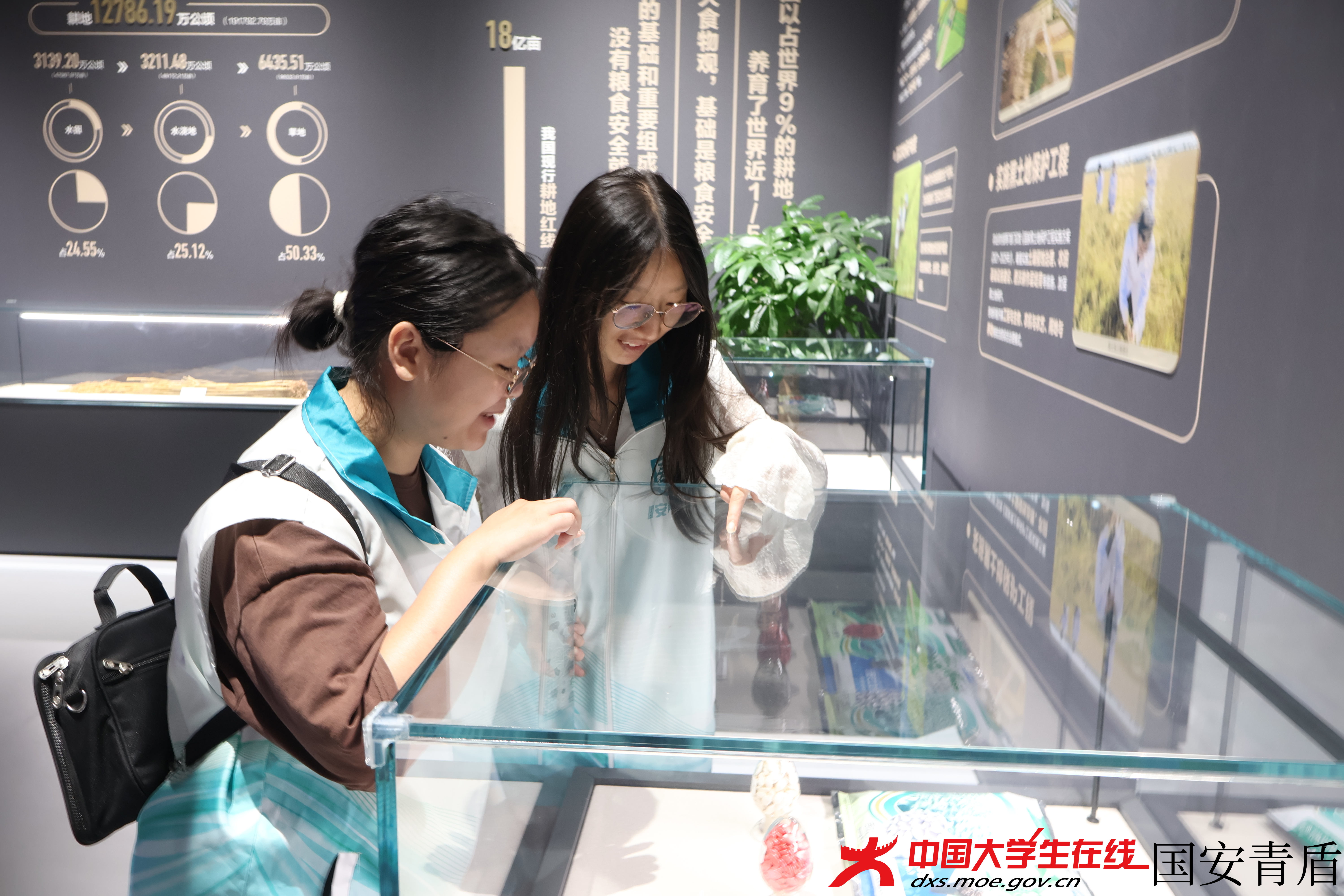 成员参观2.jpg 成员参观2.jpg