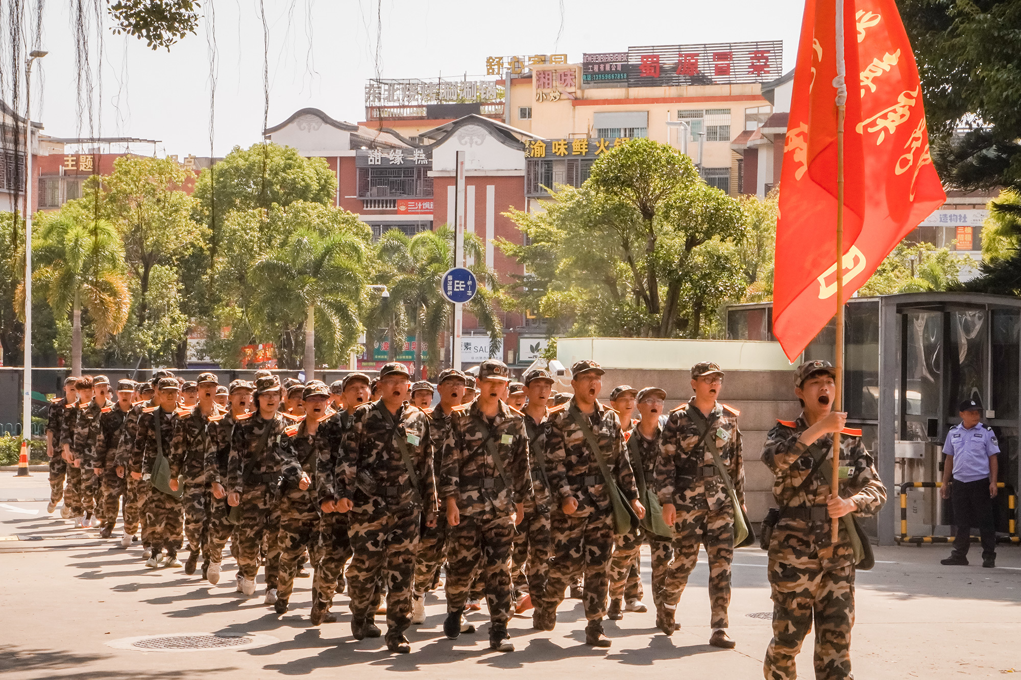 还记得拉练返校的那刻，我和同学们齐声喊着口号，宣告我们跨越了重重挑战，气宇轩昂的样子像极了凯旋而归的勇士。（摄影：薛泽先）