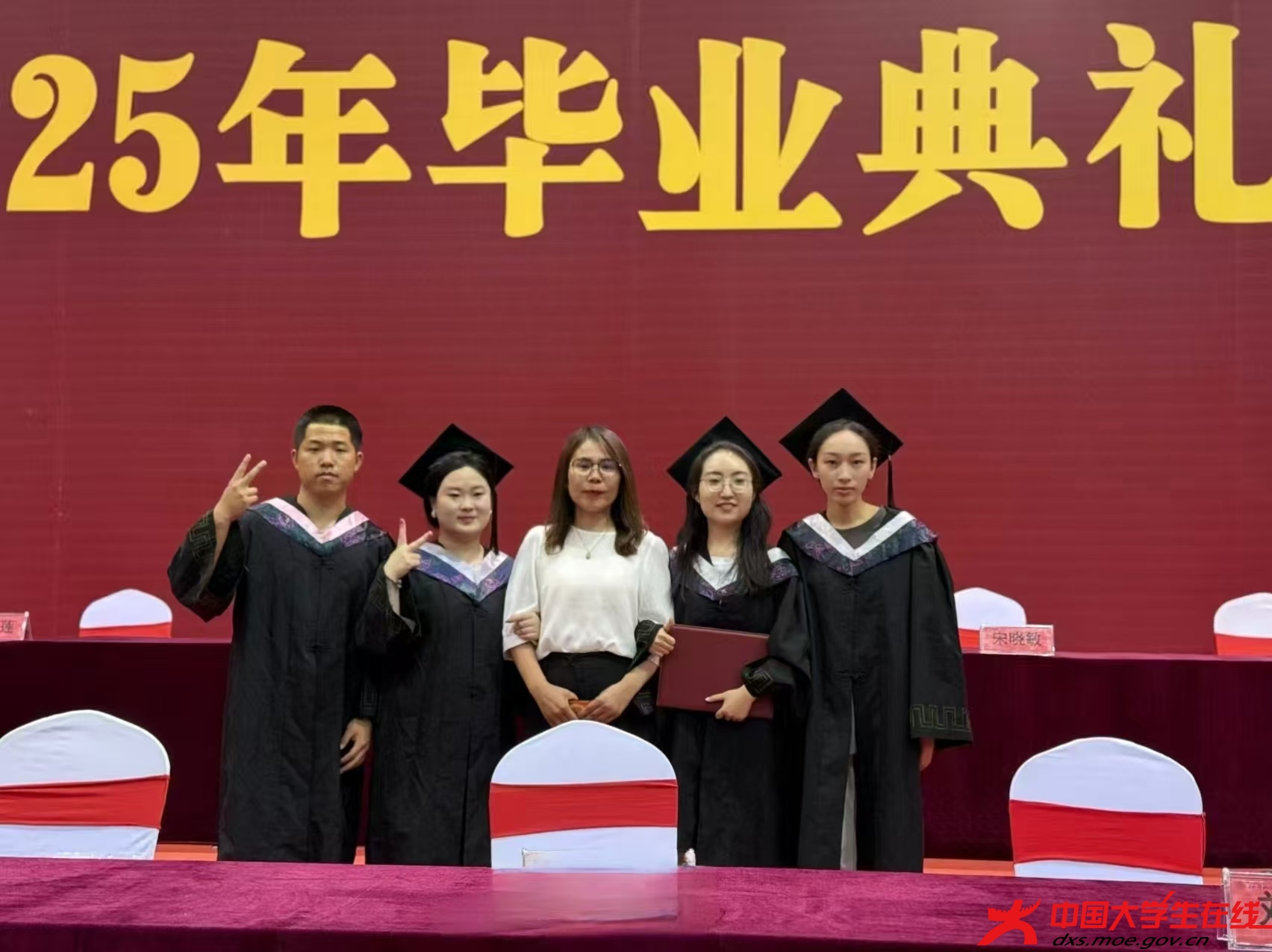 山野皆有雾灯，漂泊亦能归舟，愿今后的你，所遇皆良所行化坦然。（唐山师范学院张铎骞提供）