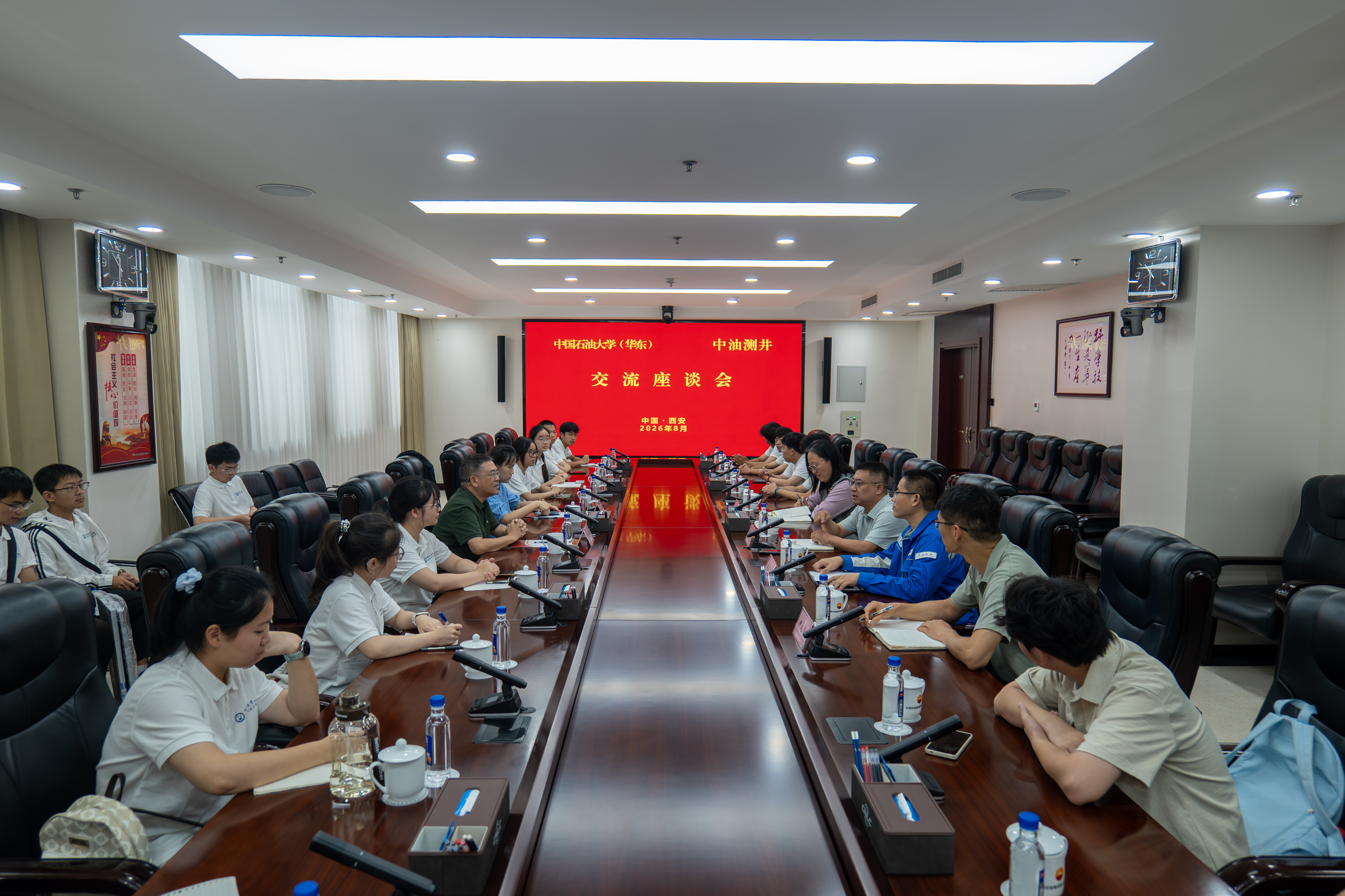 实践团与行业专家及校友座谈交流 符鹤天摄.jpg