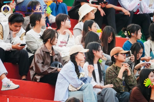 安徽师范大学第52届运动会现场观众 安徽师范大学官网提供.jpg 安徽师范大学第52届运动会现场观众 安徽师范大学官网提供.jpg