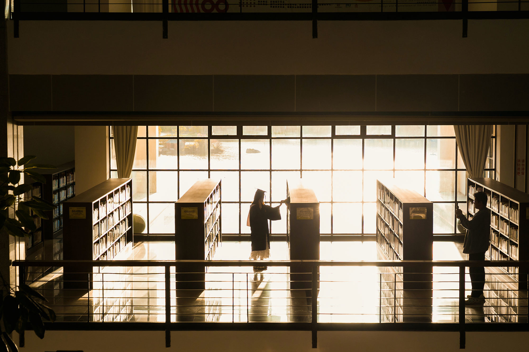 暮色漫过窗棂，将影子归还大地。离歌未起，书页仍低语。学习奋战的座位、斜照书架的晨光，皆成青春的烙印。四年光阴，恰似俯仰之间未读完的书章、折角的笔记，终会在记忆的晨曦苏醒。（摄影：朱鲜艳）