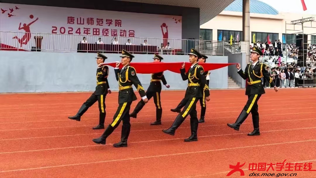 昂首挺胸 铮铮傲骨显风范（唐山师范学院边依彤提供）