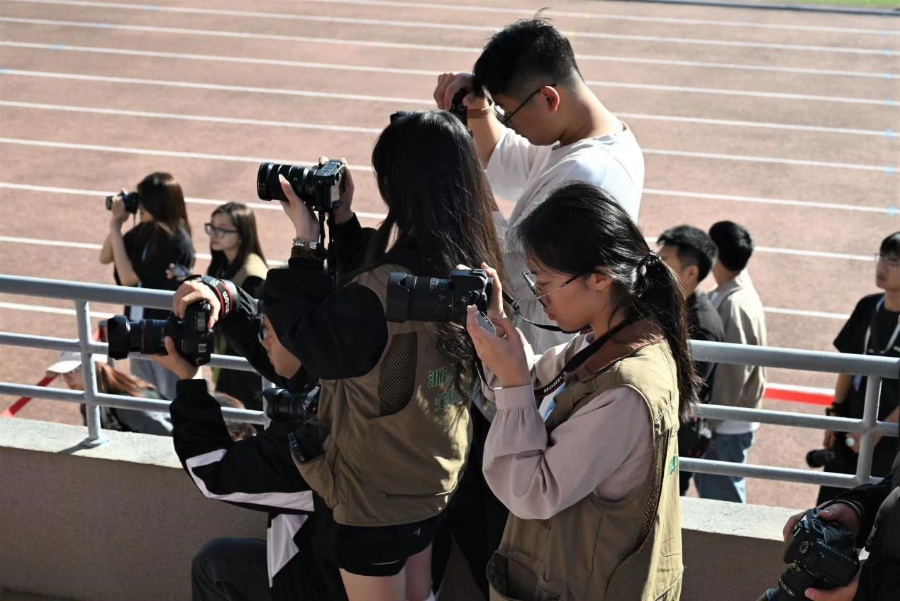 全媒体成员用手中的相机定格一幕幕难忘瞬间。      浙江树人学院王巧娜摄