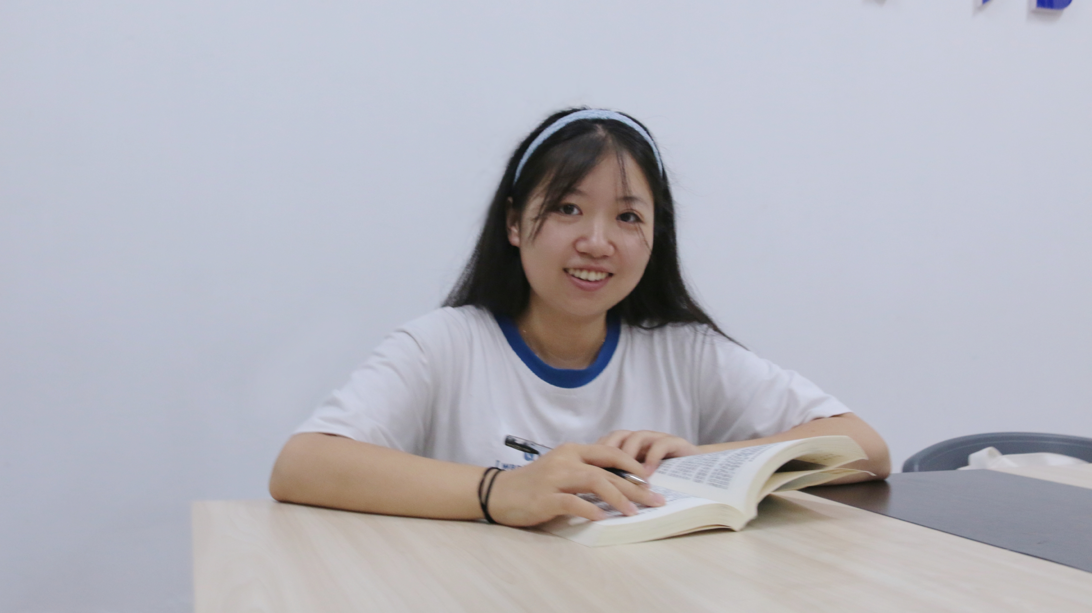 谭钰读书照（重庆知识产权学院 李凯摄）  (1).jpg