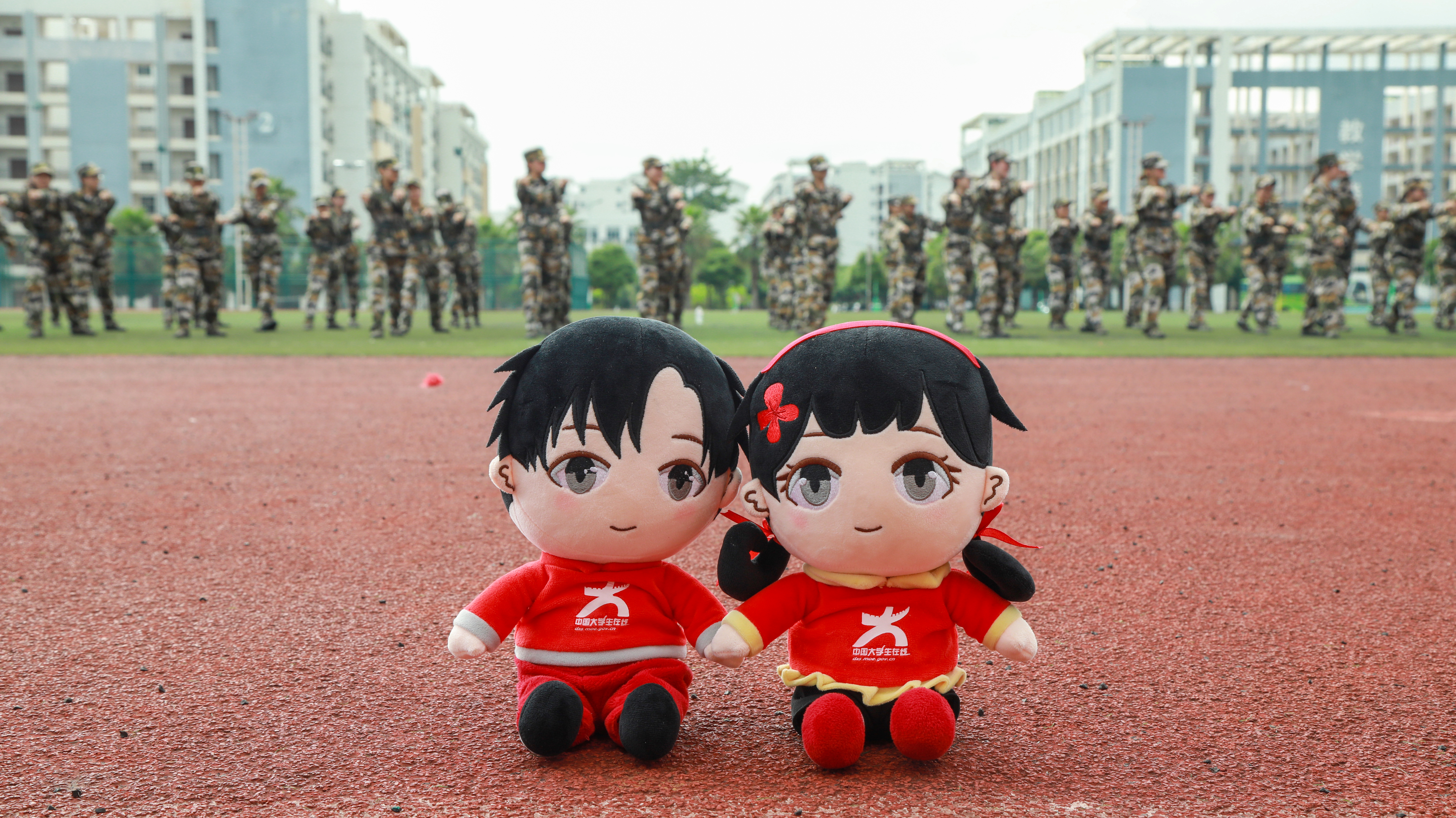 军训，是大学生活中不可或缺的一部分，迷彩戎装是秋日校园中最鲜活的一笔，更是南宁师大最亮丽的一笔。我们以镜头定格瞬间，与小中兄妹共同收集南宁师大的军训明信片。