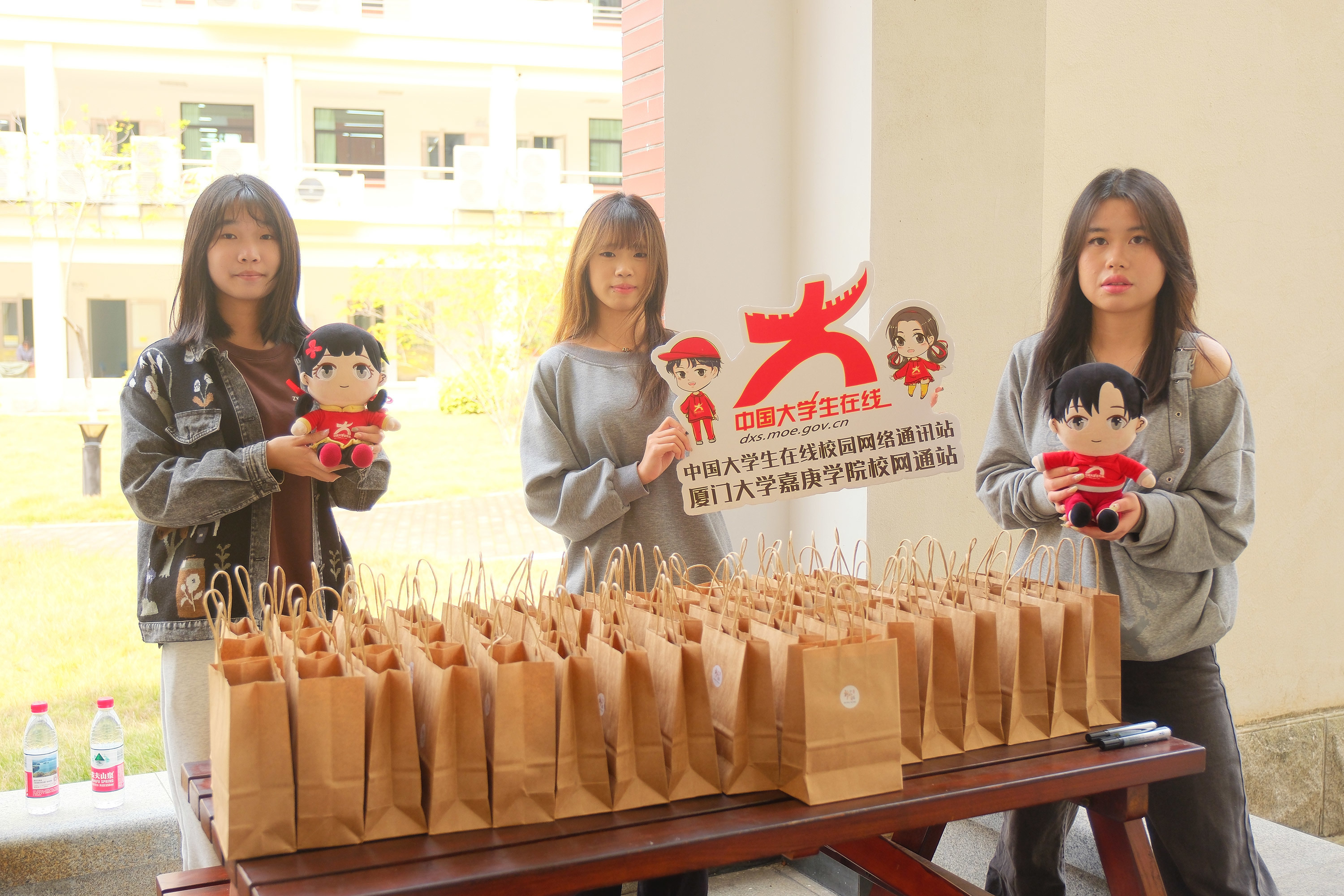 工作人員為參會(huì)人員贈(zèng)送紀(jì)念品（攝影：楊樂琪）.jpg