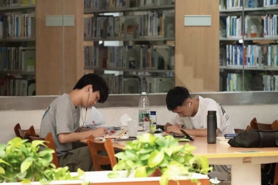 夏·图书馆学习.jpg 夏·图书馆学习.jpg