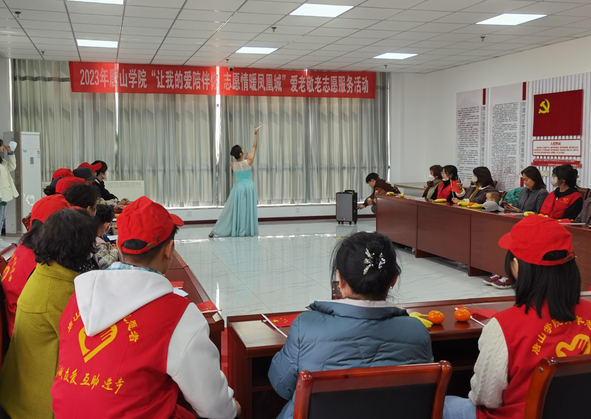 “青守护”团队成员为老人表演舞蹈.jpg “青守护”团队成员为老人表演舞蹈.jpg