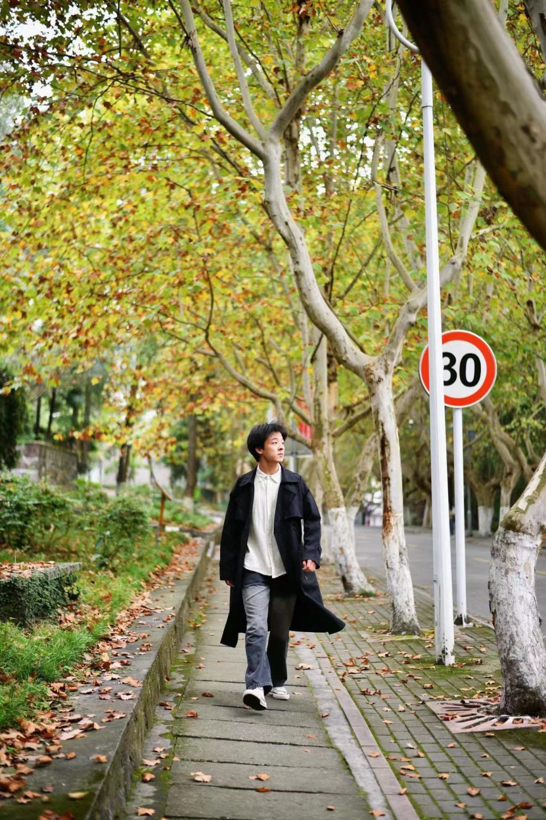黑与白的碰撞，尽显少年气质。
西南科技大学彭皓 摄