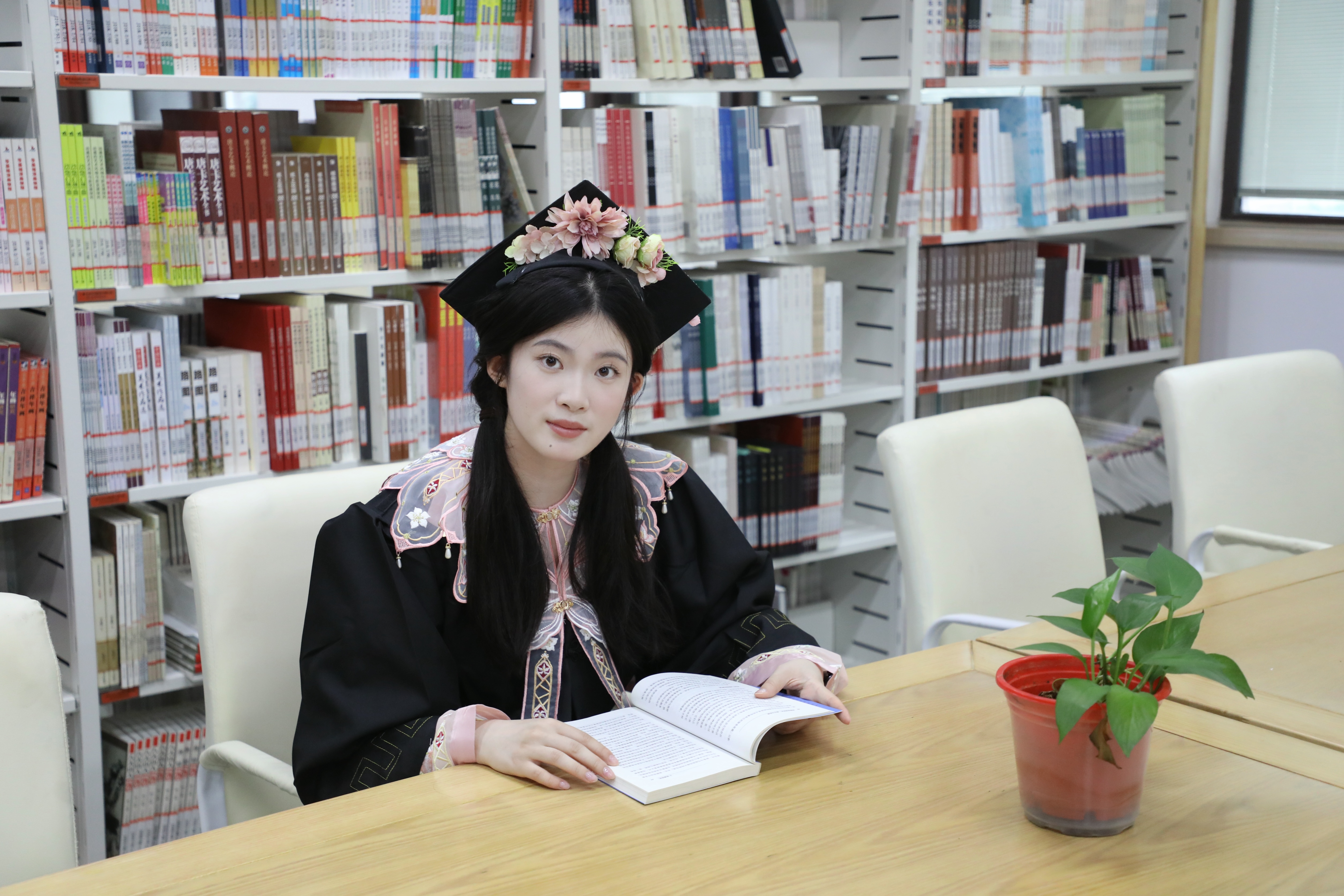 當傳統簪花遇見現代教室，鏡頭里綻放青春的國風詩篇