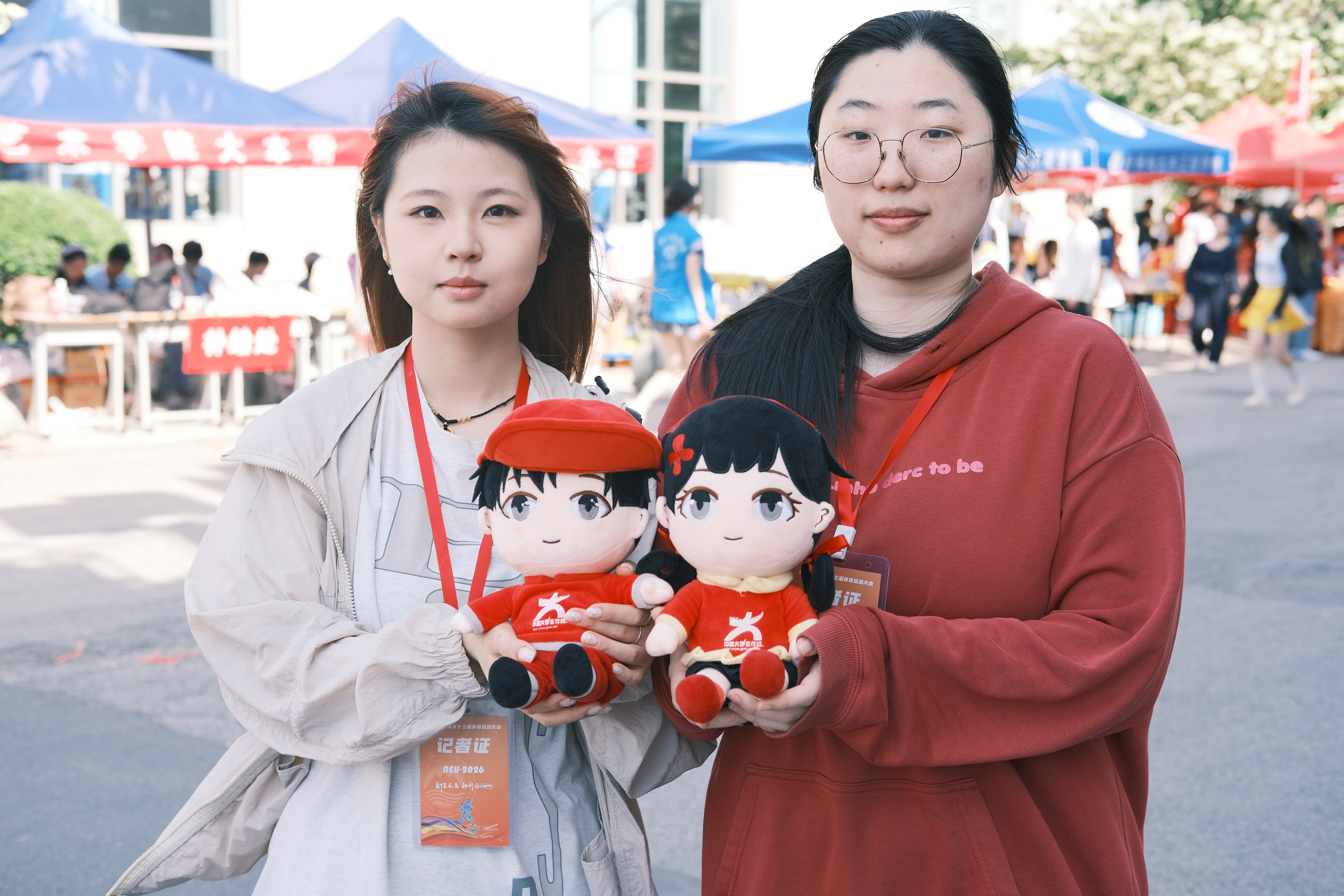 来到现场的小中兄妹在大本营前合影