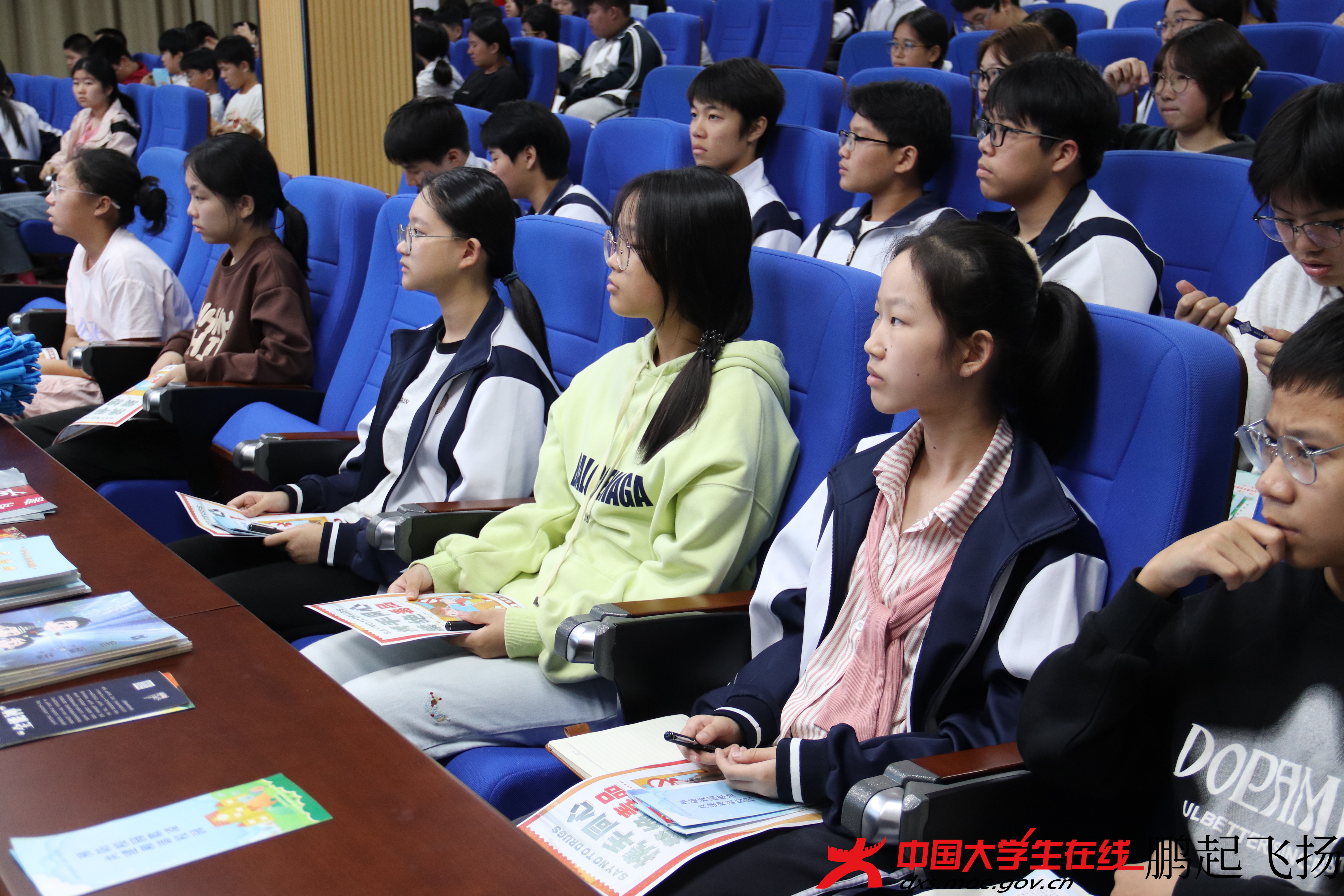 学生认真听讲.JPG 学生认真听讲.JPG