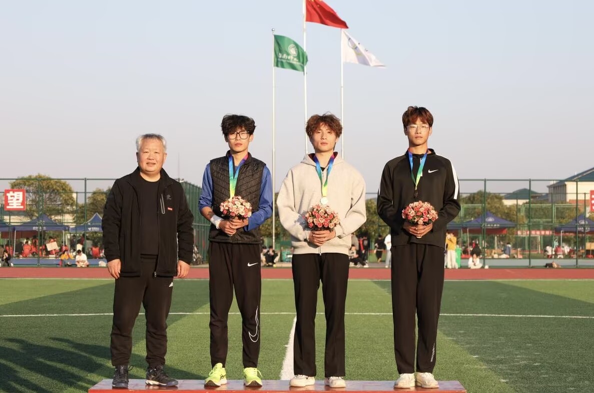 领奖台上，奖牌与花束，是拼搏攒来的荣光时刻。