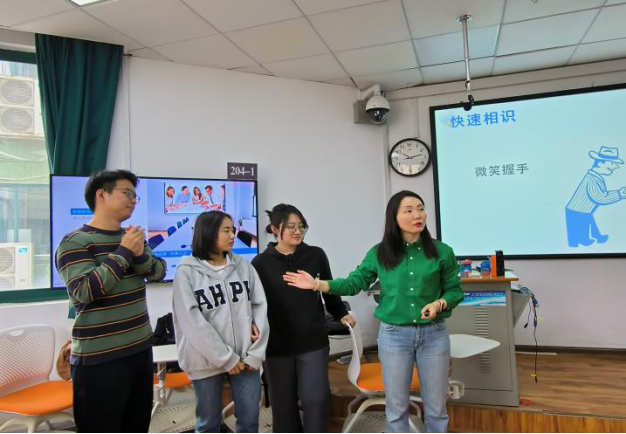 研究生辅导员杨锦滔老师组织学生开展“快乐启航”团体辅导活动
（活动进行  供图者：公共管理学院）