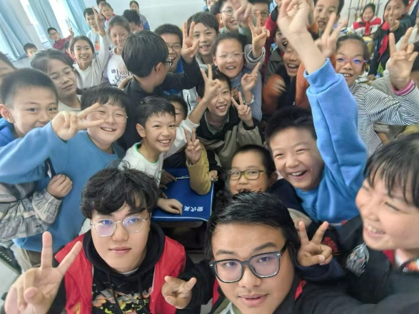 志愿者与小学生合影 志愿者提供.png 志愿者与小学生合影 志愿者提供.png