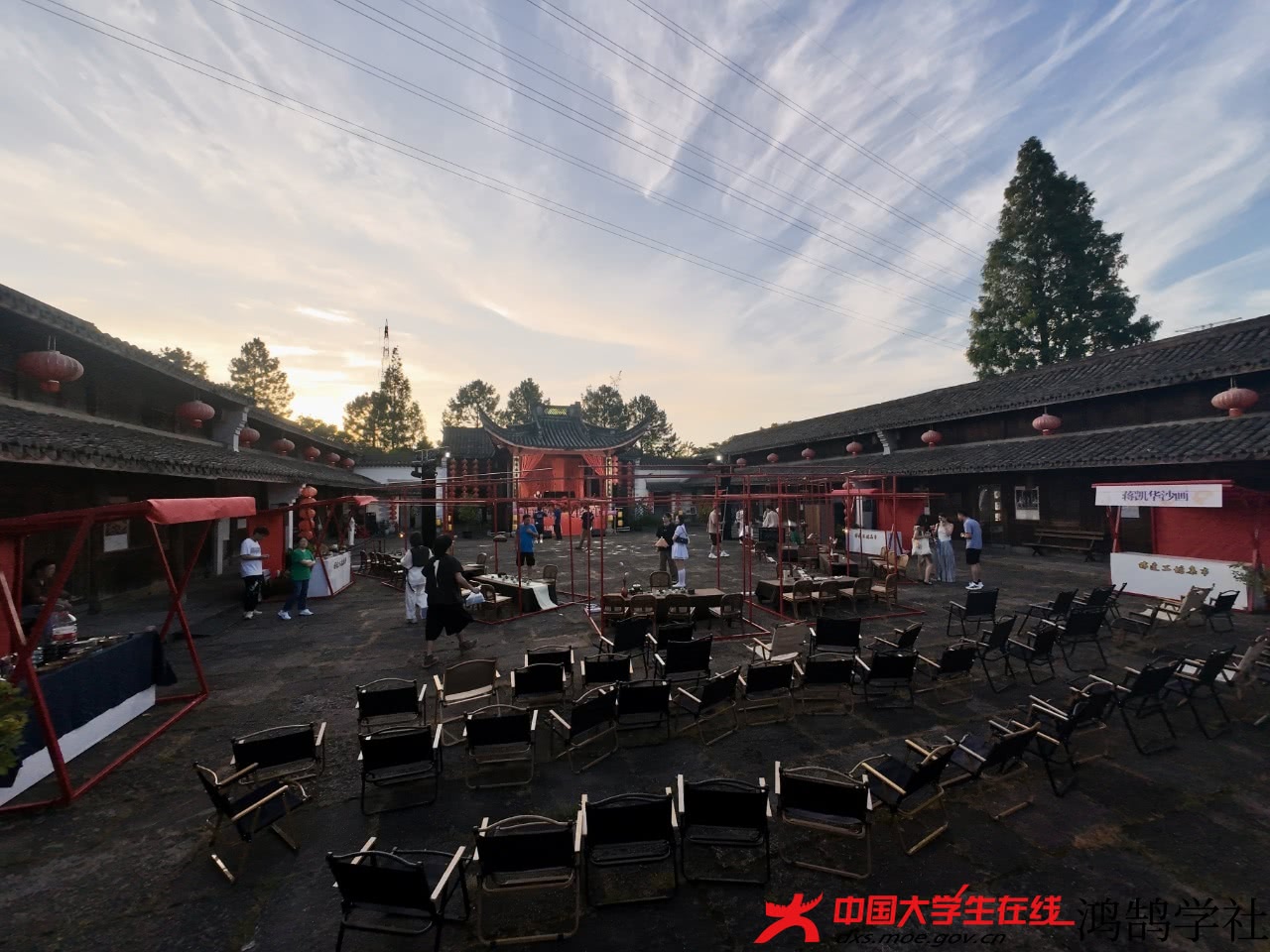 明州非遗夜市相关负责人正在为晚上节目表演做设景摆凳子等准备工作.jpg 明州非遗夜市相关负责人正在为晚上节目表演做设景摆凳子等准备工作.jpg