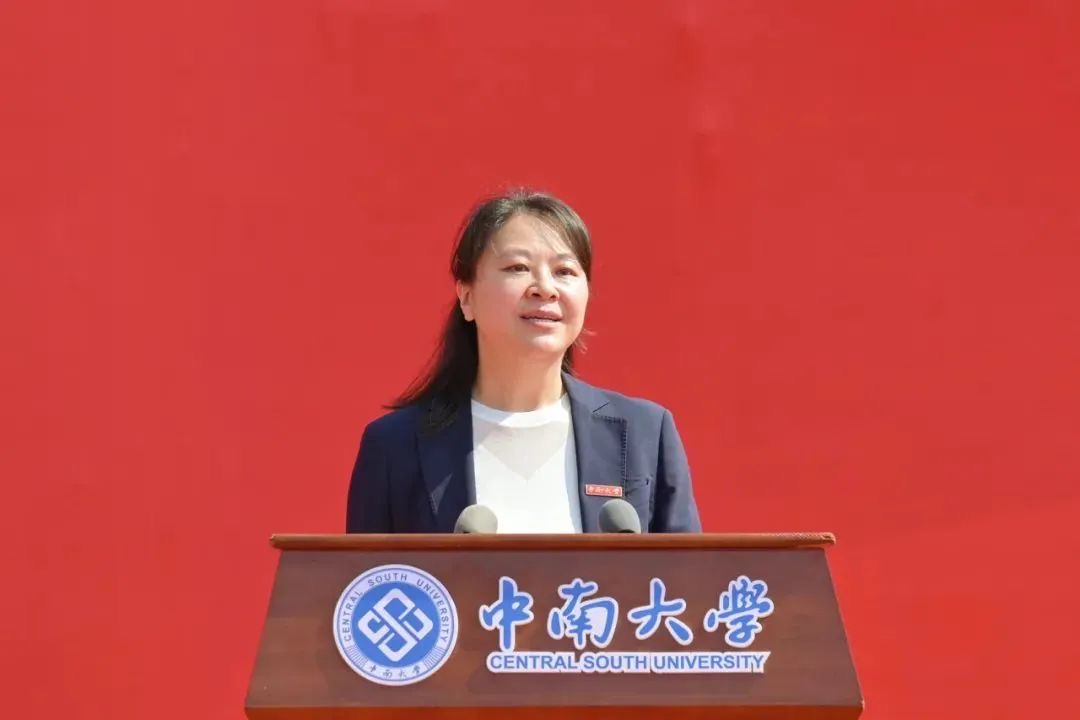 计算机学院院长李敏教授说：“看着同学们朝气蓬勃青春洋溢的笑容，仿佛看到了昨日的自己。” 她祝福毕业生们将“我能”“我愿”“我可以”成为一生不变的准则。